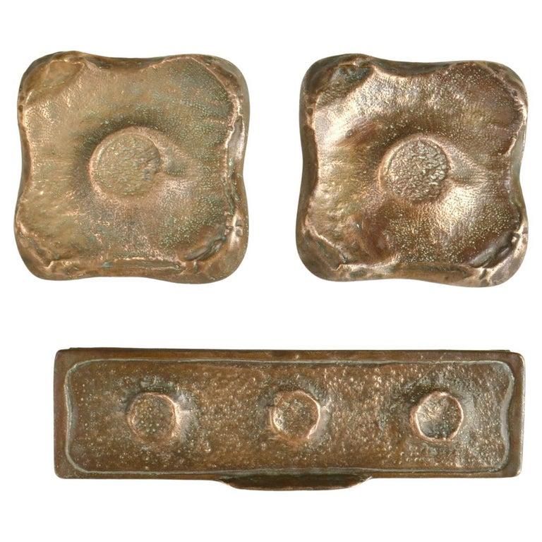 Zwei quadratische Türdrückerpaare aus Bronze mit abgerundeten Kanten und passendem Briefkasten. Sie haben ein expressionistisches Relief aus Mohnblumen. Sie sind für Doppeltüren oder eine einzelne Tür auf beiden Seiten konzipiert. Sie sind