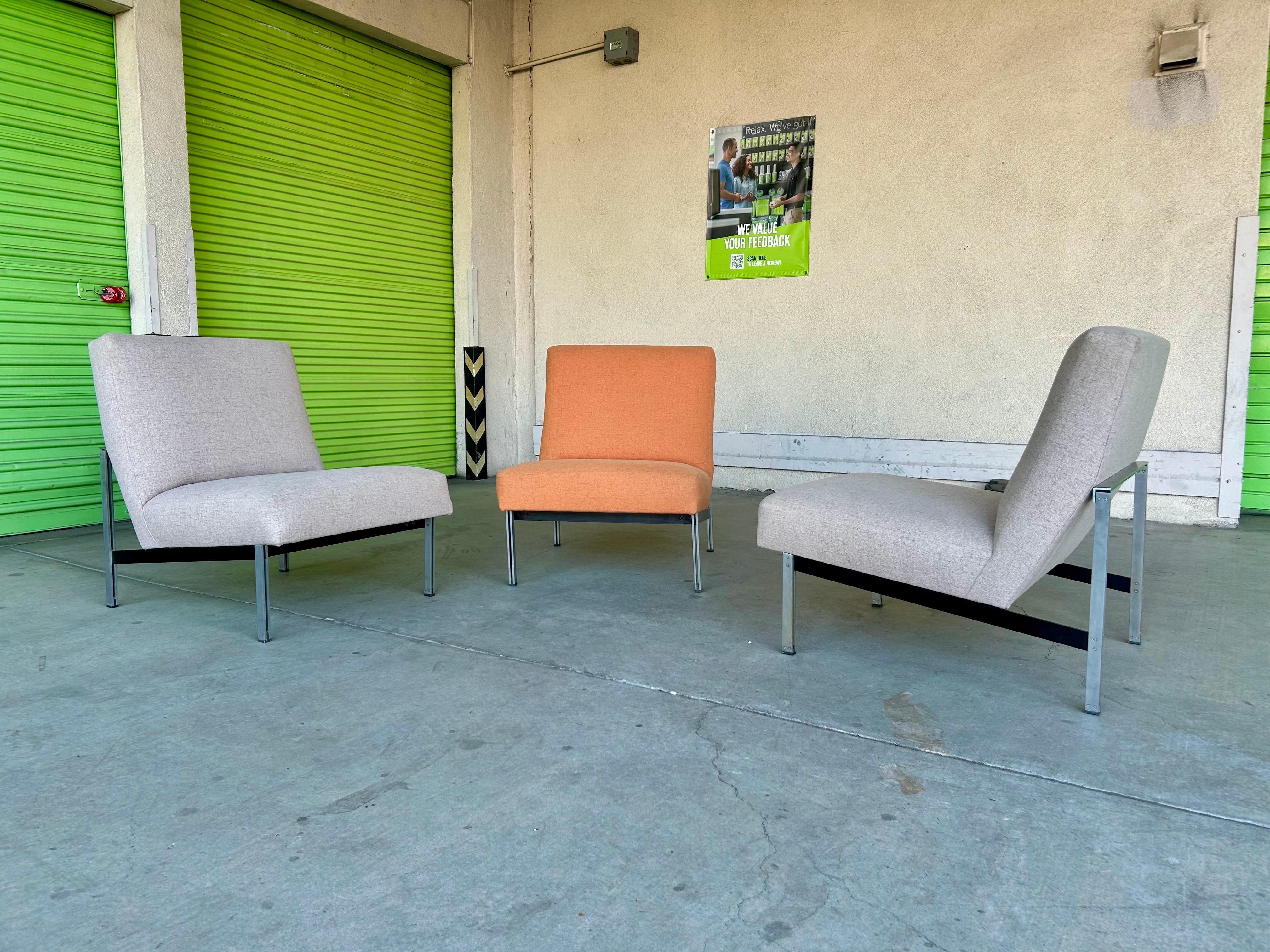 Classico design moderno americano.
Tappezzeria dalle linee pulite.
Accentuare la forma architettonica.  
Rifatto qualche anno fa.
Le basi sono in condizioni originali d'epoca e presentano un'usura minore con una bella patina coerente con l'età.
(Il
