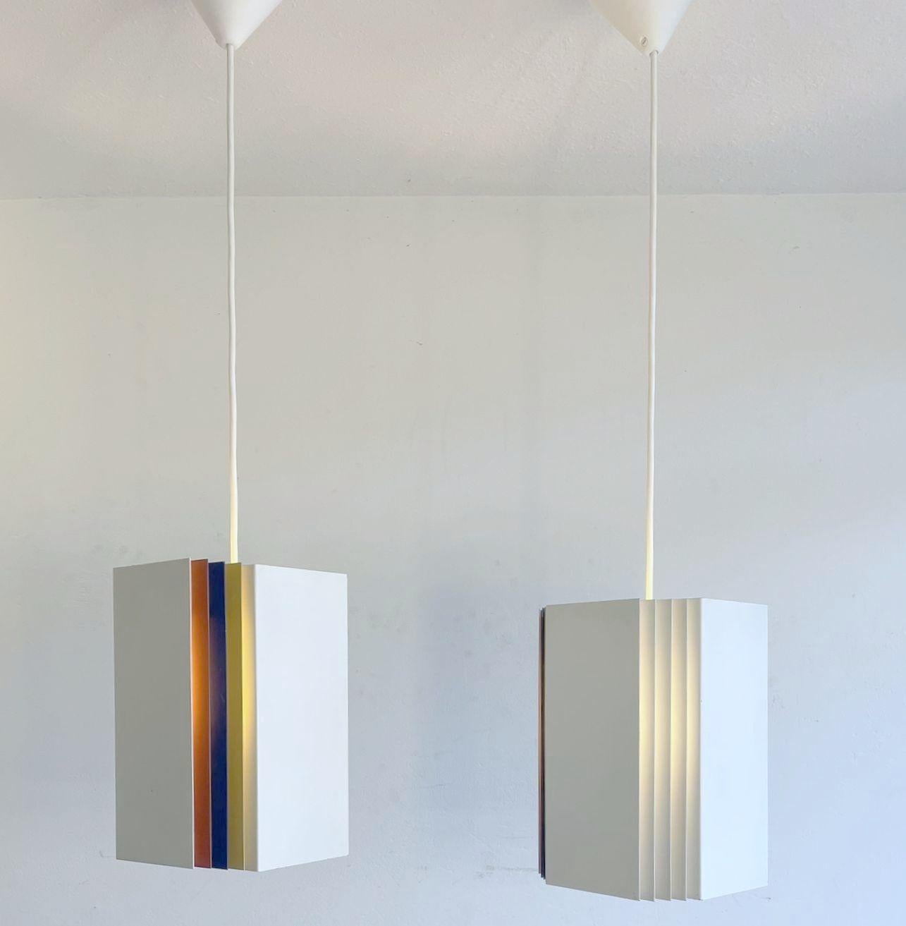 Rara e unica lampada a sospensione con 12 strisce metalliche intercambiabili. Due disponibili, prezzo al pezzo. In ottime condizioni vintage.
