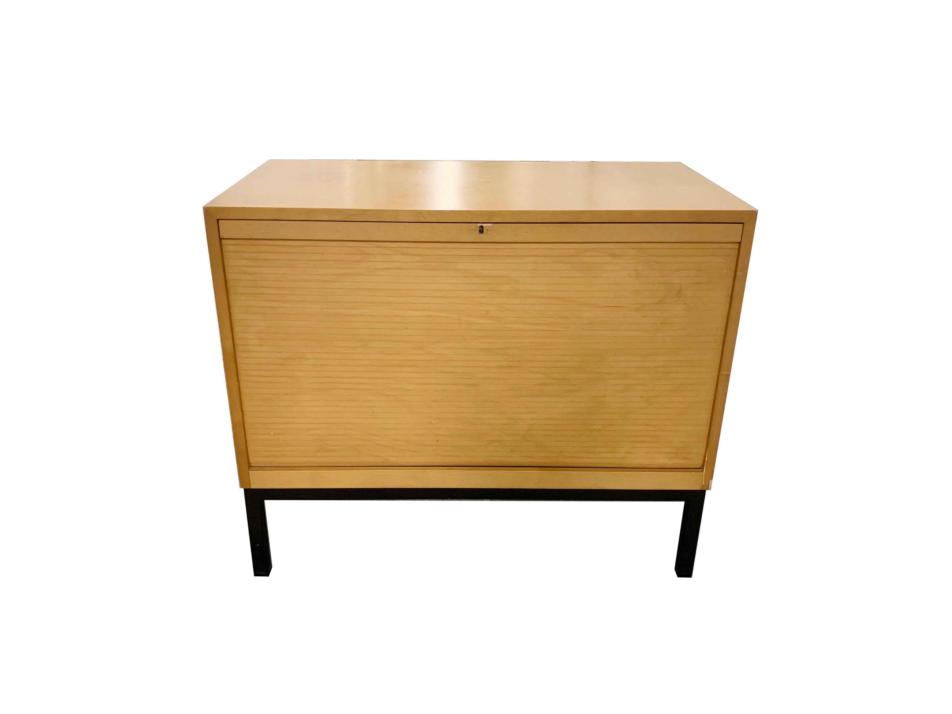 Un interessante e insolito mobile vintage di metà secolo con cassetti scorrevoli della finlandese Asko. Il progettista è sconosciuto. Molto simile a quello di Alvar Aalto. Anta scorrevole in Wood per nascondere i numerosi cassetti in metallo grigio.