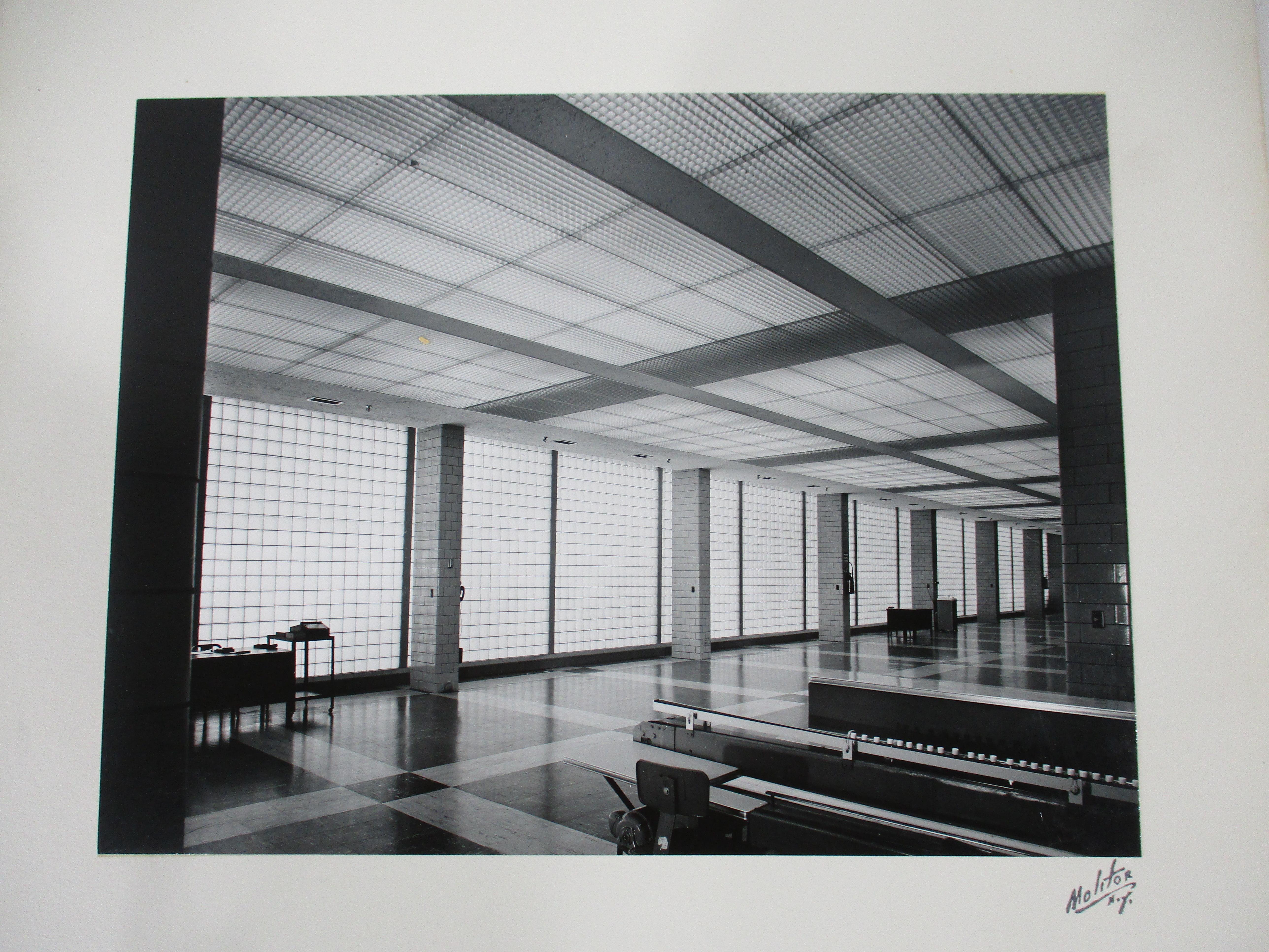 Un portfolio di 17 fotografie architettoniche industriali montate di metà secolo di Joseph W. Molitor (1935-1985). Molitor, che è stato un coetaneo di importanti fotografi del XX secolo come Balthazar Korab, Ezra Stoller, Hedrich Blessing, George