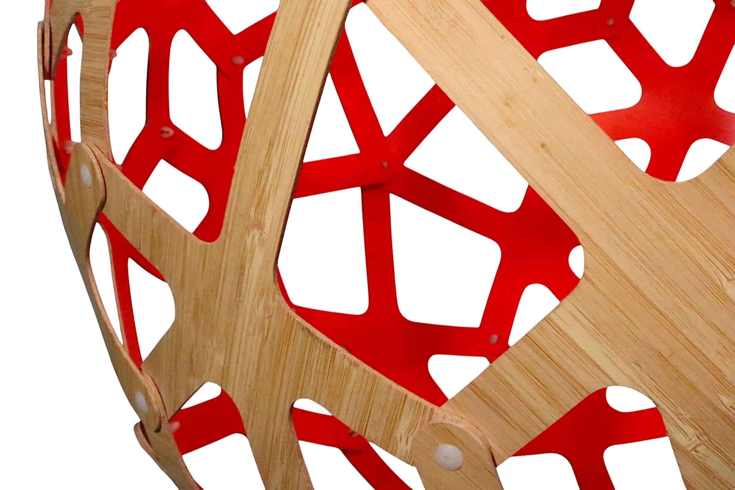 Moderne Lustre architectural à boules de couleur corail de David Trubridge en vente