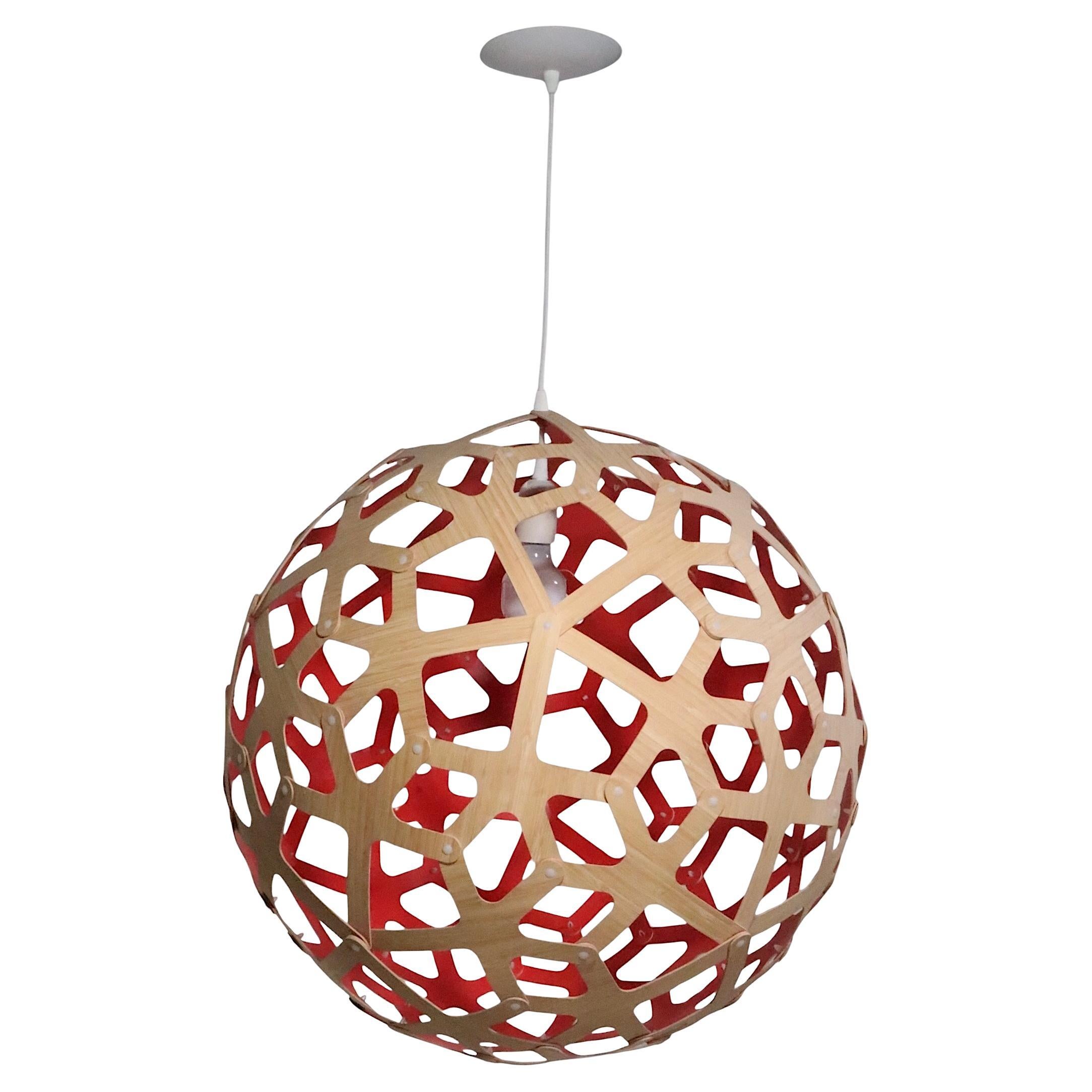 Lampadario architettonico in compensato e Ball color corallo di David Trubridge