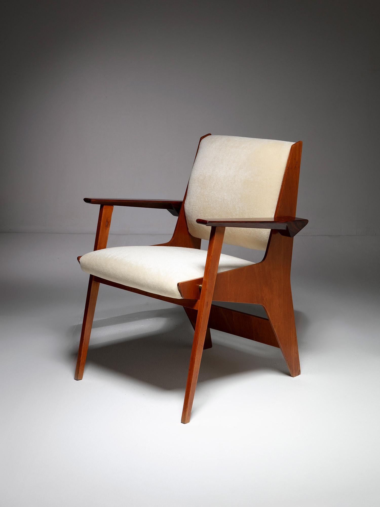 Rare fauteuil en contreplaqué.
La chaise présente des côtés en forme d'hélice, des accoudoirs en bois massif et des raccords en laiton.