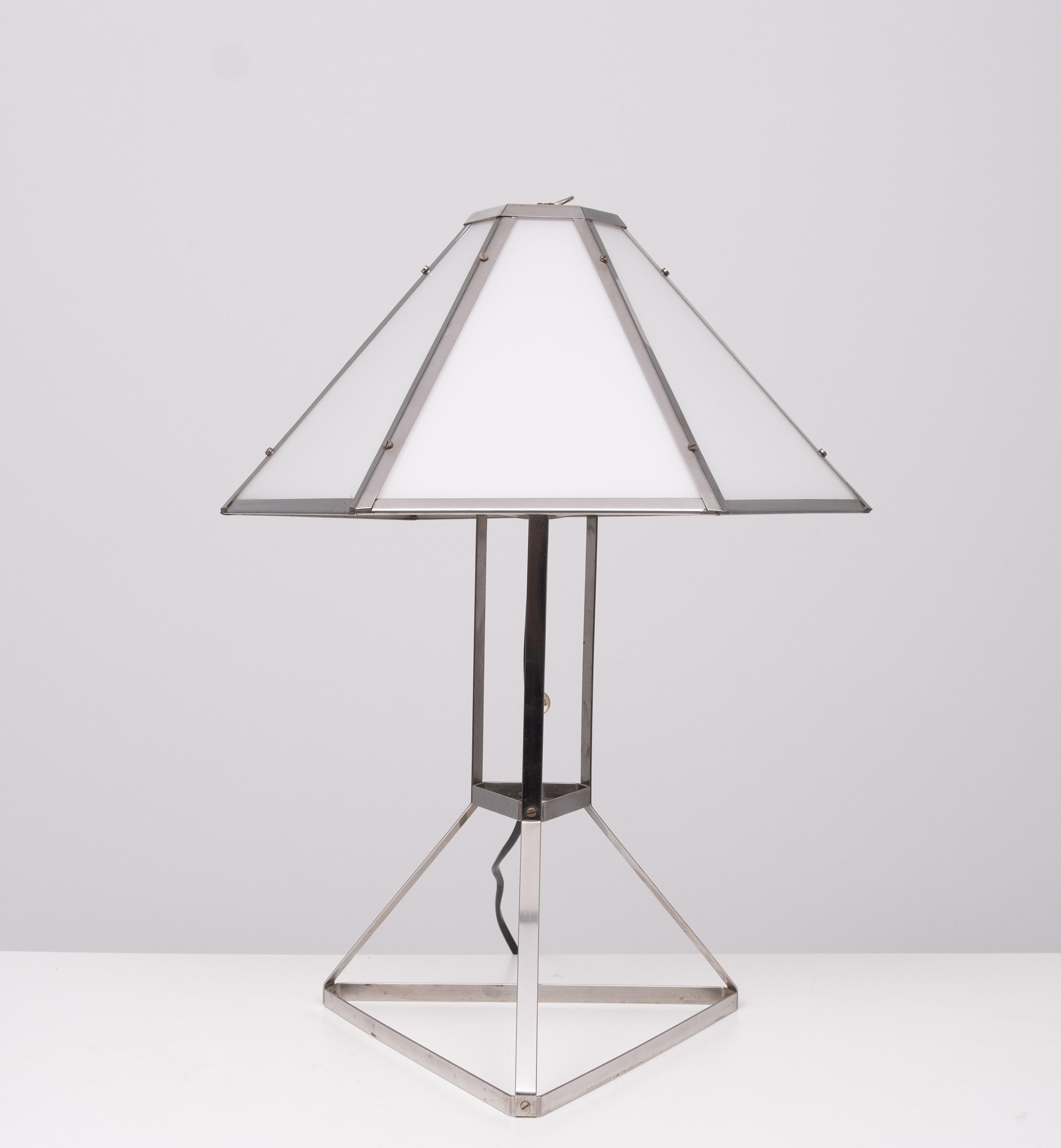 Very nice unusual table lamp .Polished Aluminum frame ,comes with 
a Opaline Glass shade . Rare model .Pull down switch .   
Large E27 bulb needed .