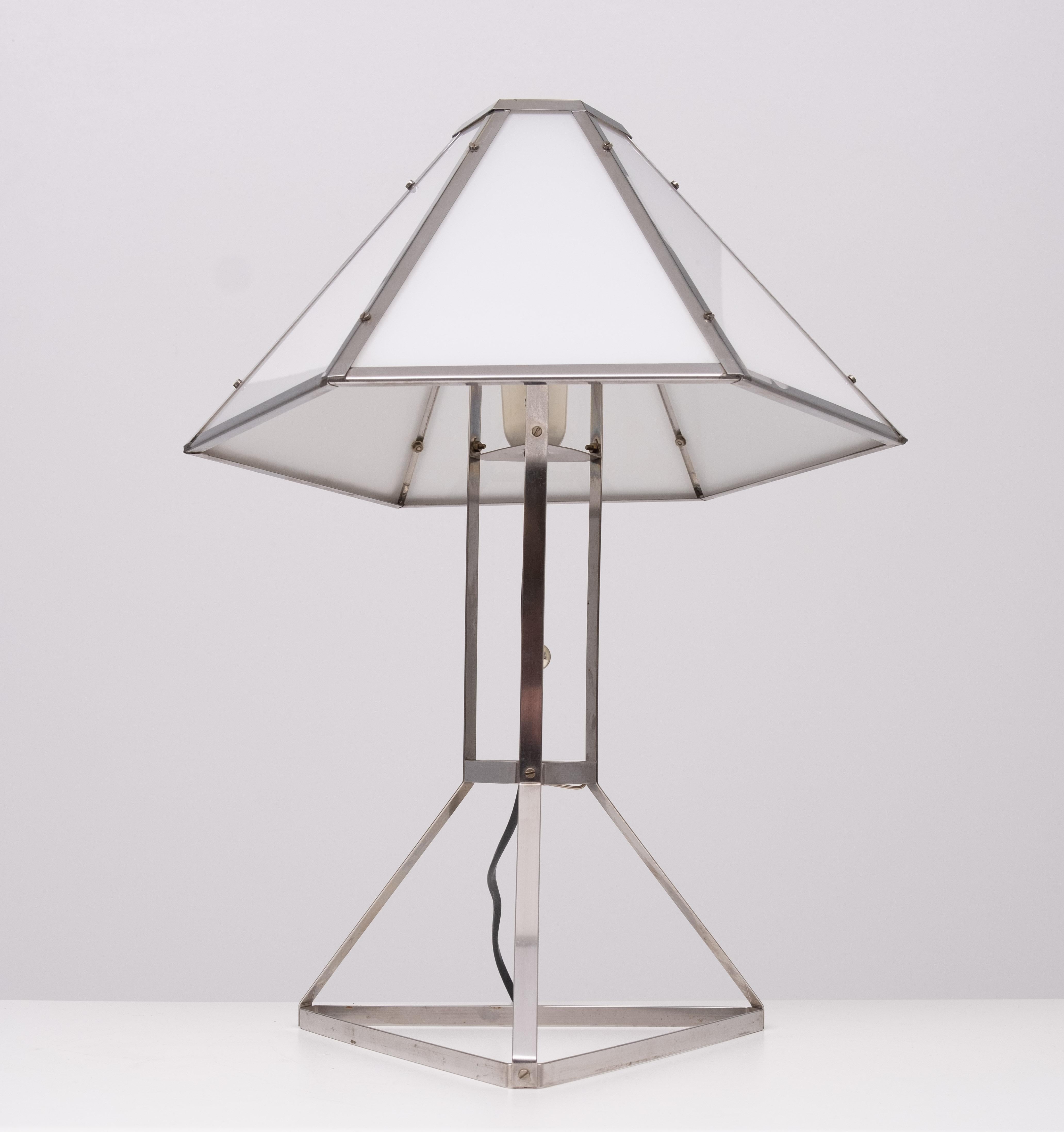 Postmoderne Lampe de table architecturale post-moderne des années 1970   en vente