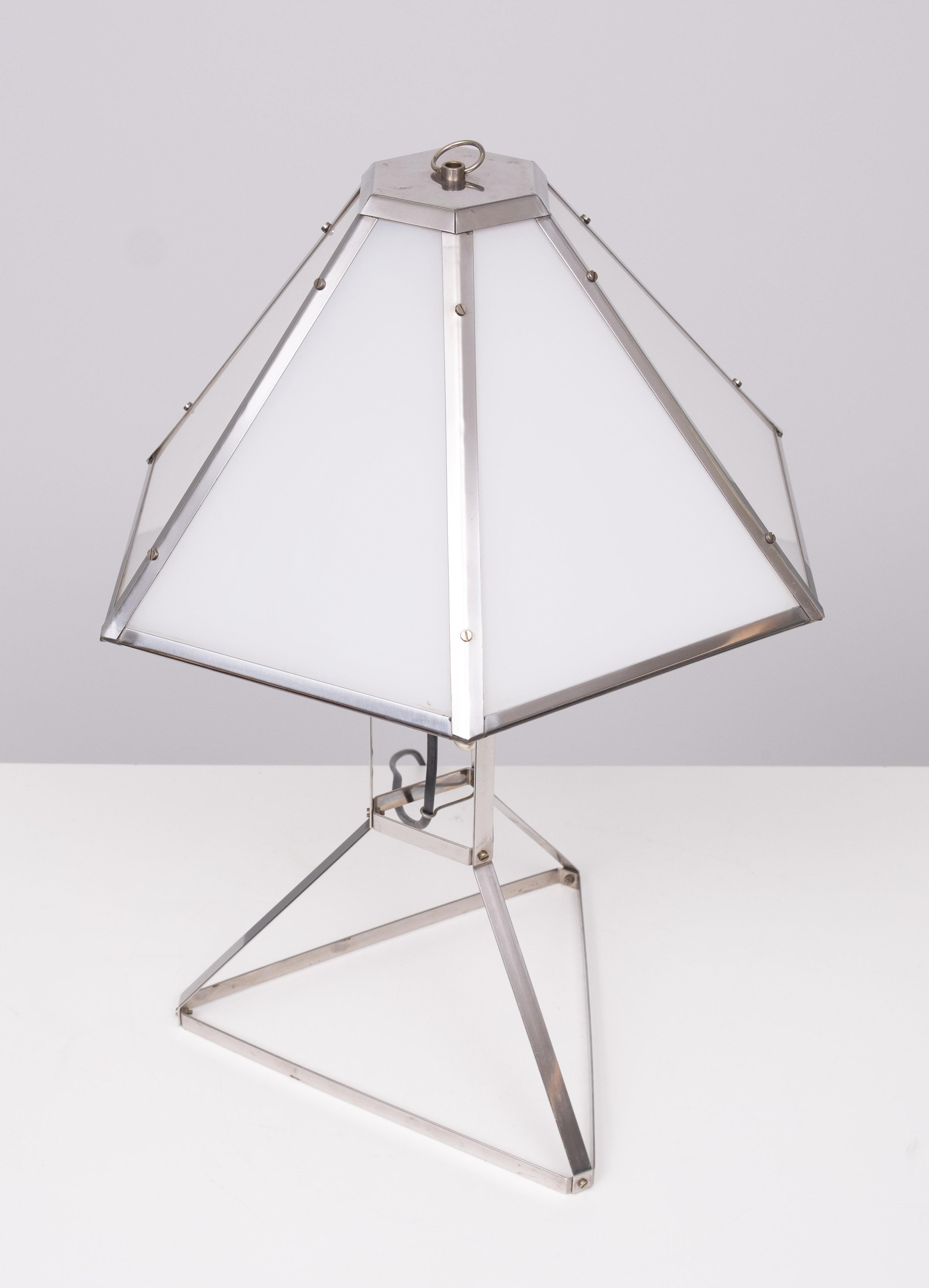 Verre opalin Lampe de table architecturale post-moderne des années 1970   en vente