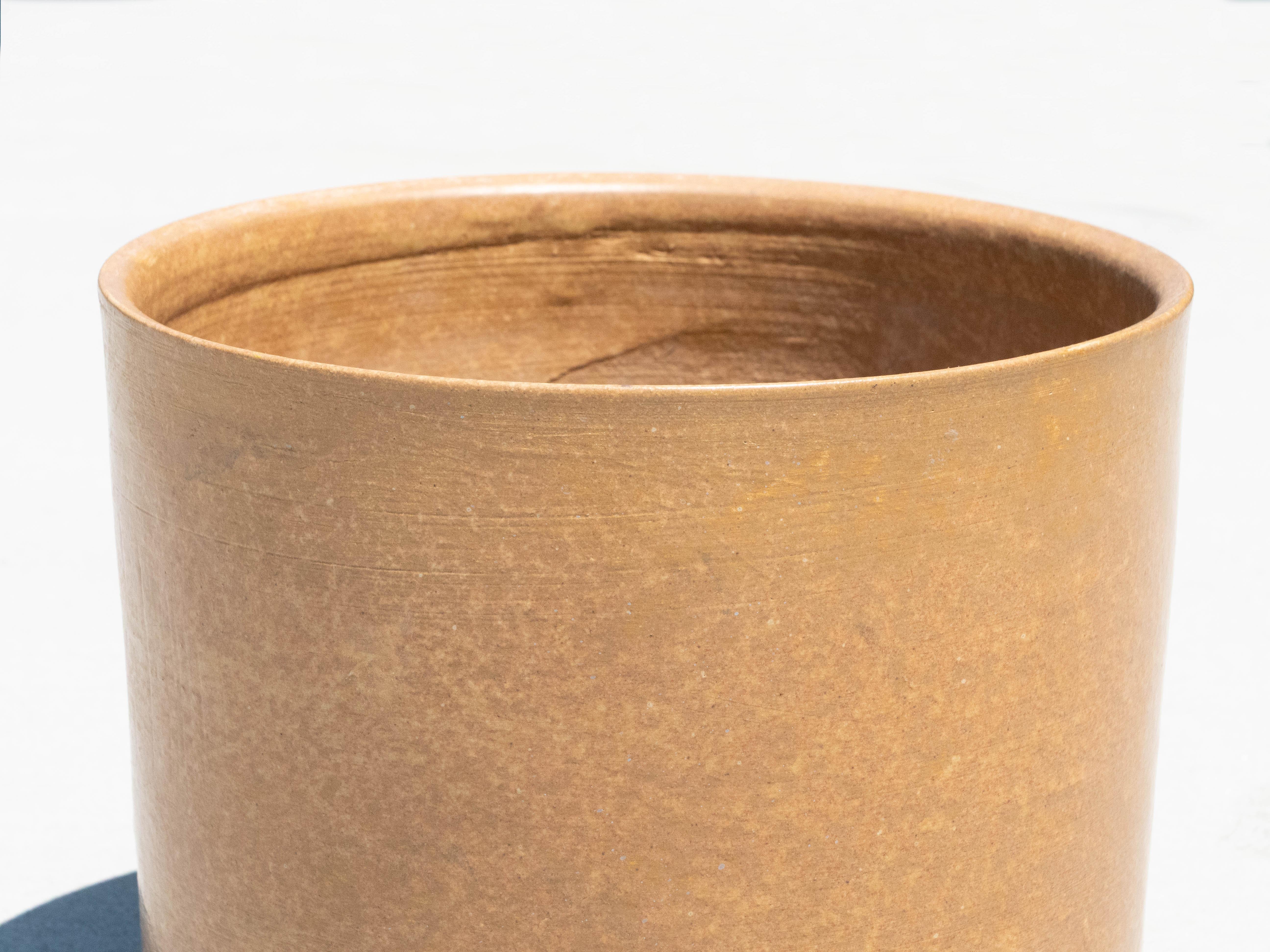 Americano Fioriera cilindrica Architectural Pottery con smalto ocra in vendita