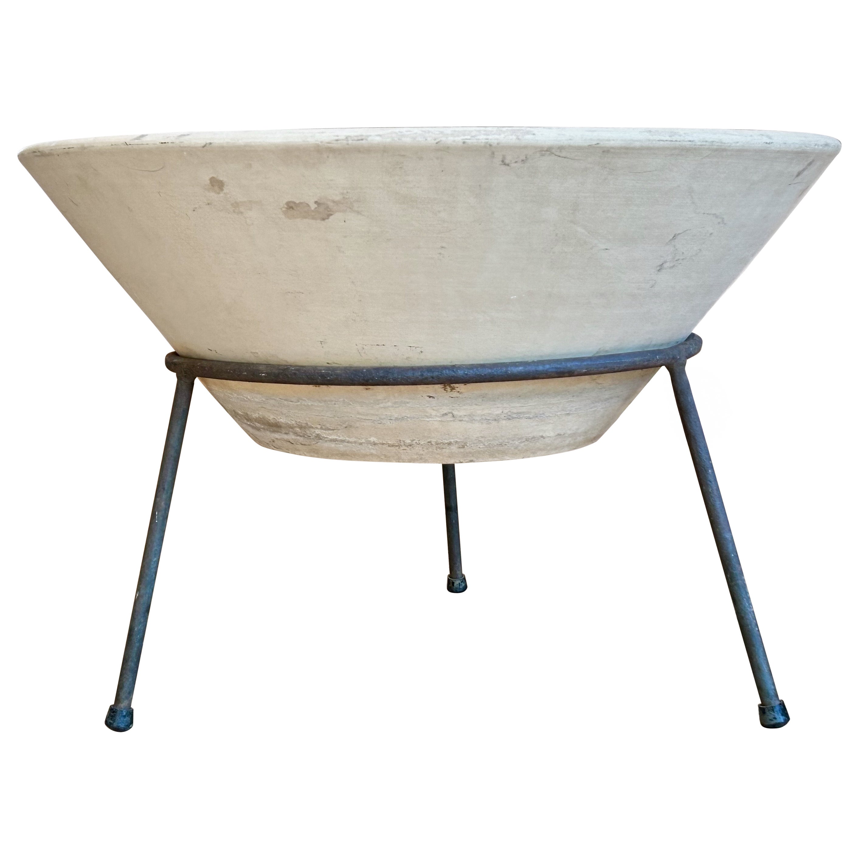 Architectural Pottery + Iron Tripod Base Lagardo Tackett im Angebot