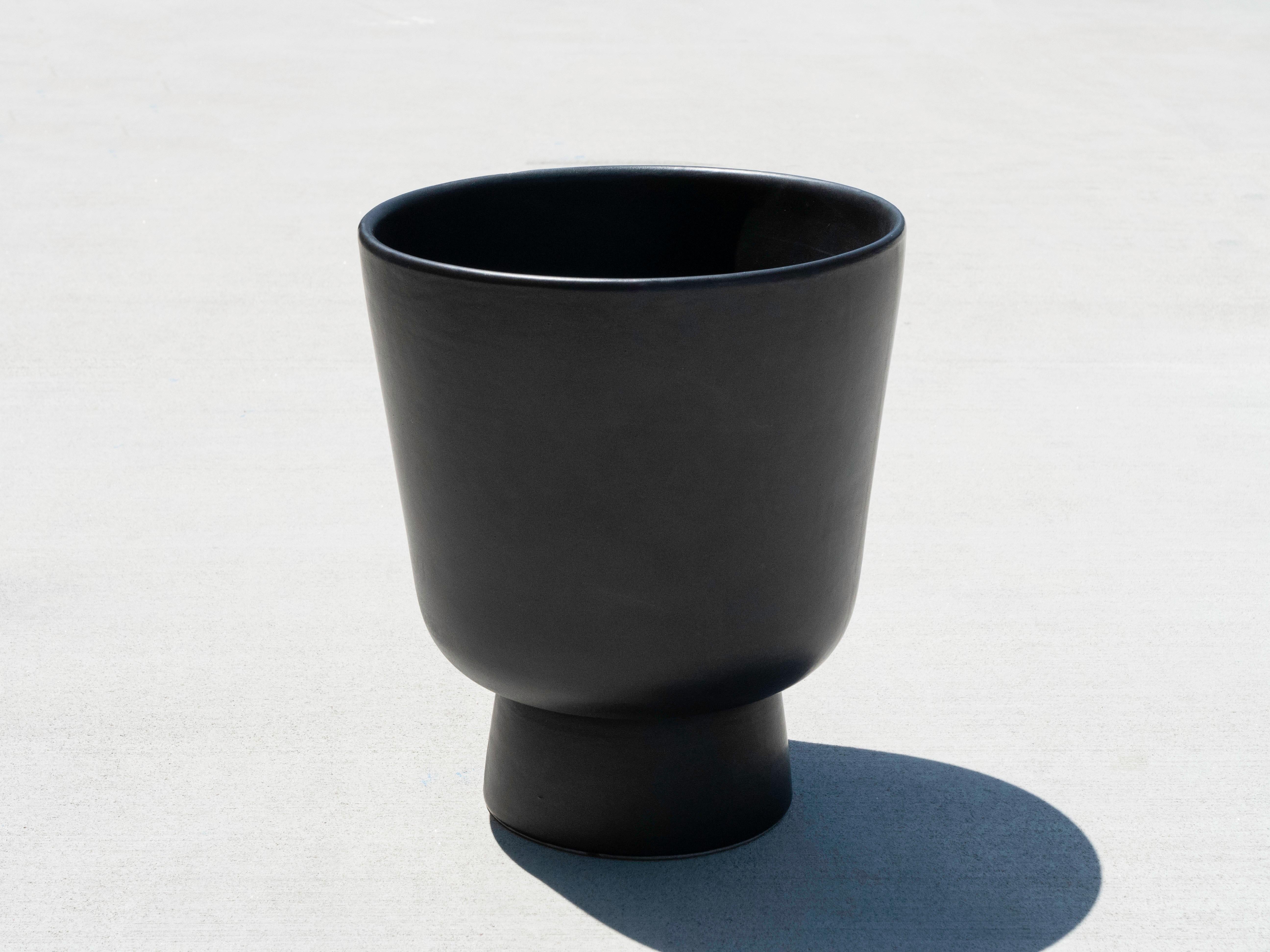 Jardinera Cáliz Malcolm Leland de Architectural Pottery en negro mate en Bueno estado para la venta en Los Angeles, CA