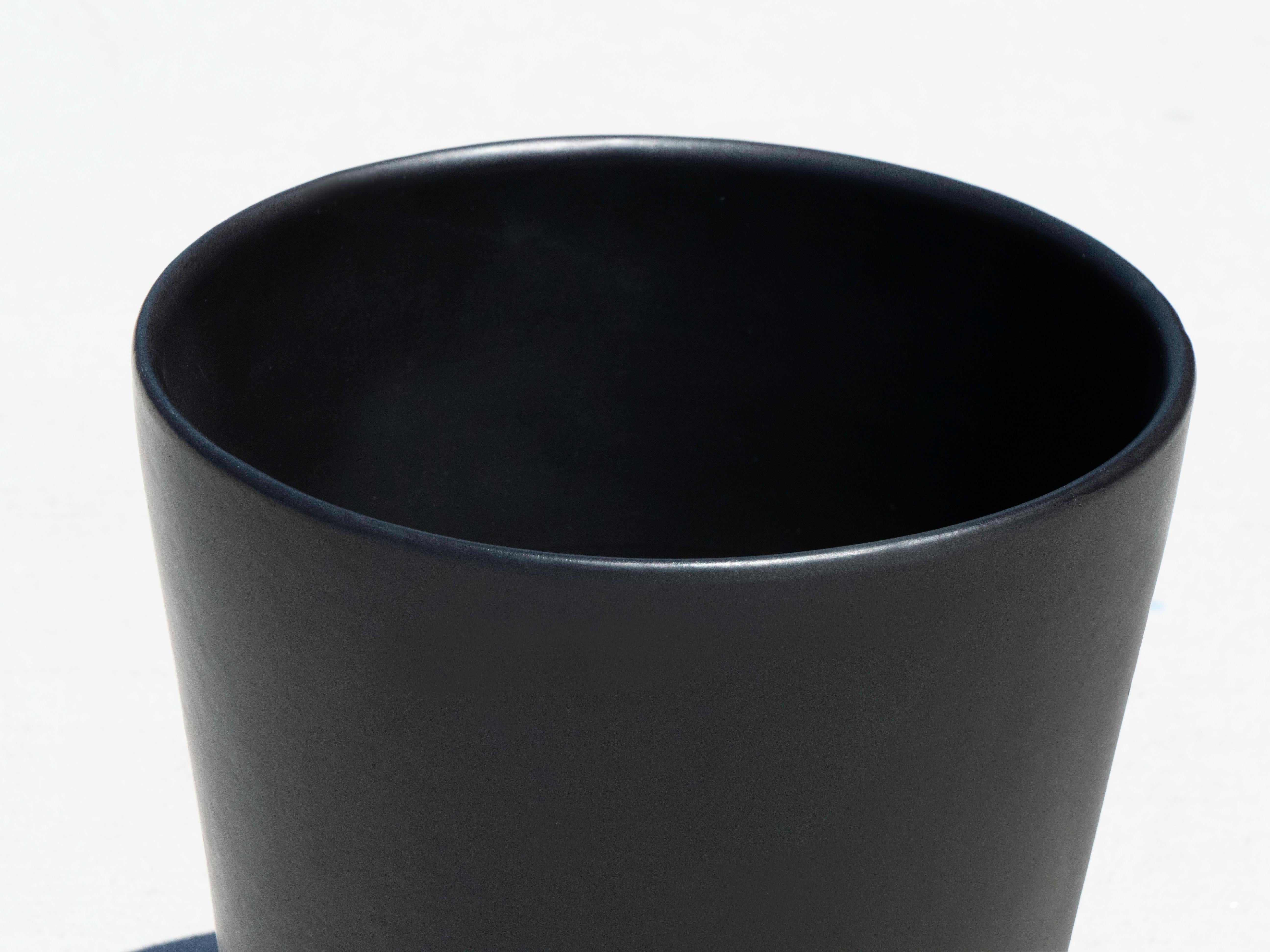 Jardinera C�áliz Malcolm Leland de Architectural Pottery en negro mate siglo XX en venta