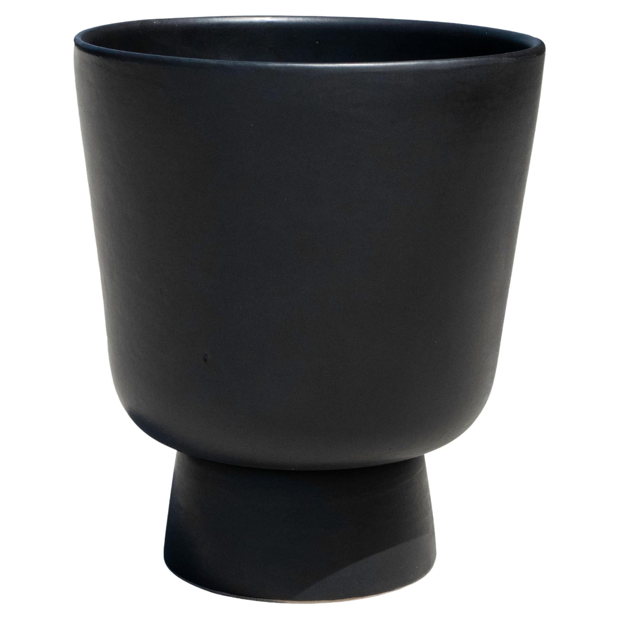Jardinera Cáliz Malcolm Leland de Architectural Pottery en negro mate en venta