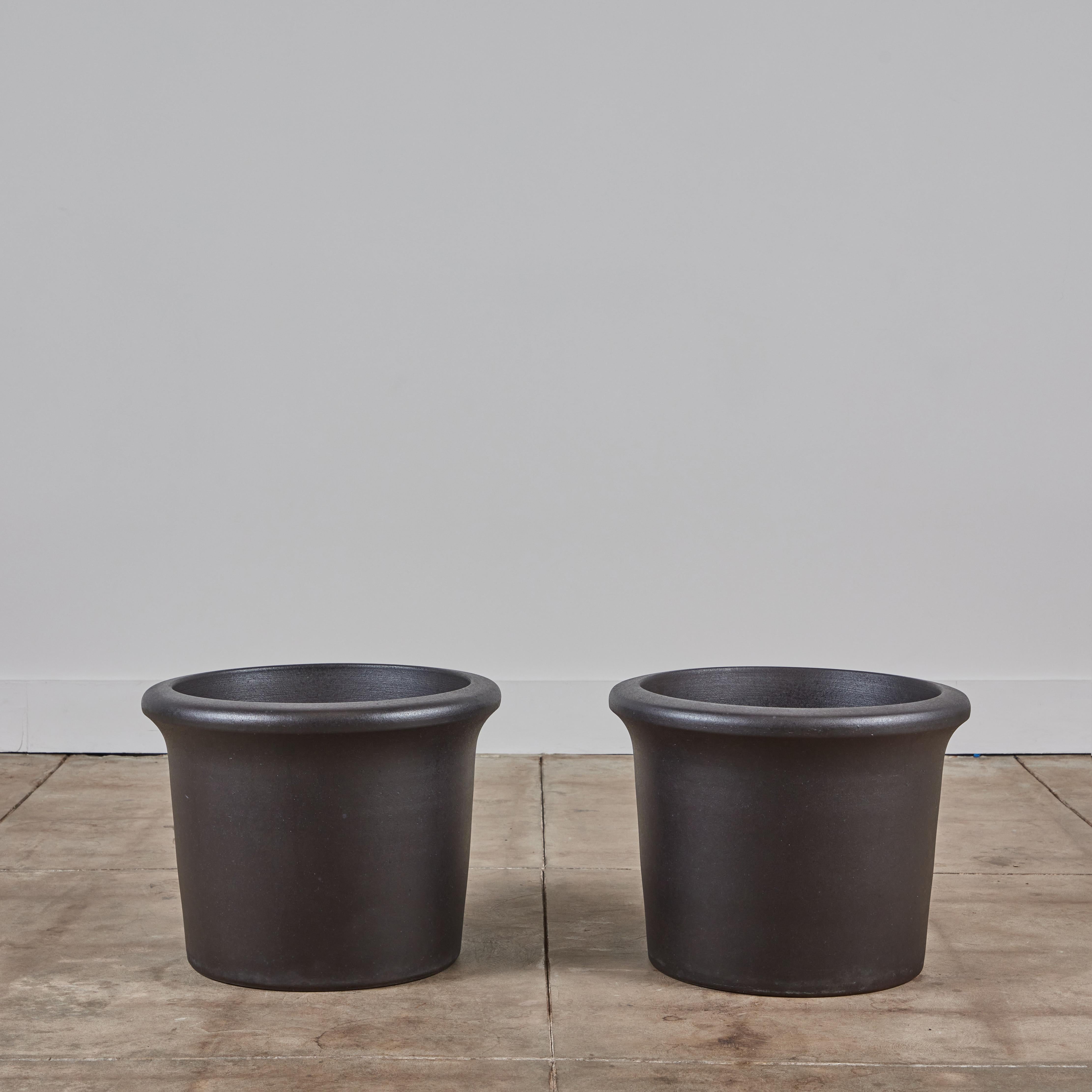 Architectural Pottery Medium Black Tulip Pflanzgefäß (Steingut) im Angebot