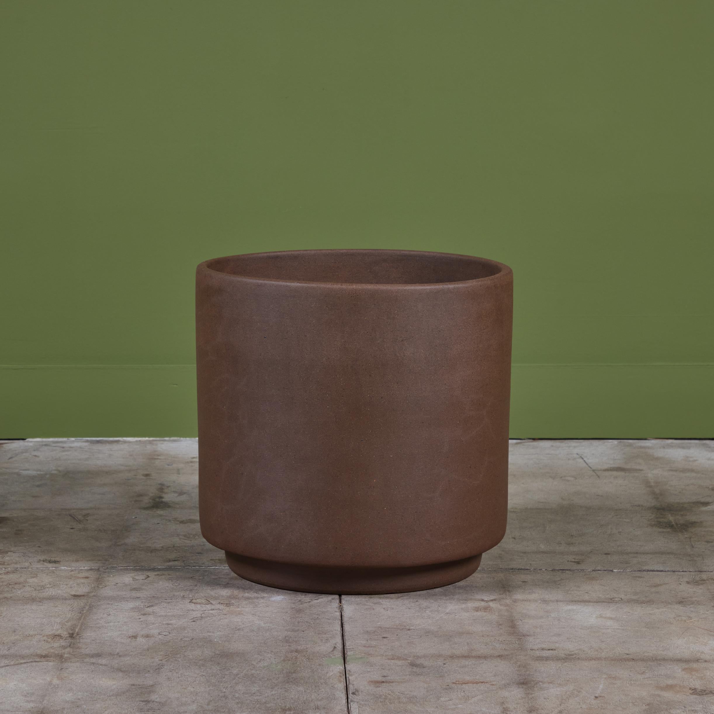 Jardinière cylindrique Architectural Pottery. L'extérieur et l'intérieur de la jardinière sont en grès et la base cylindrique est plus petite.

Dimensions
18,5