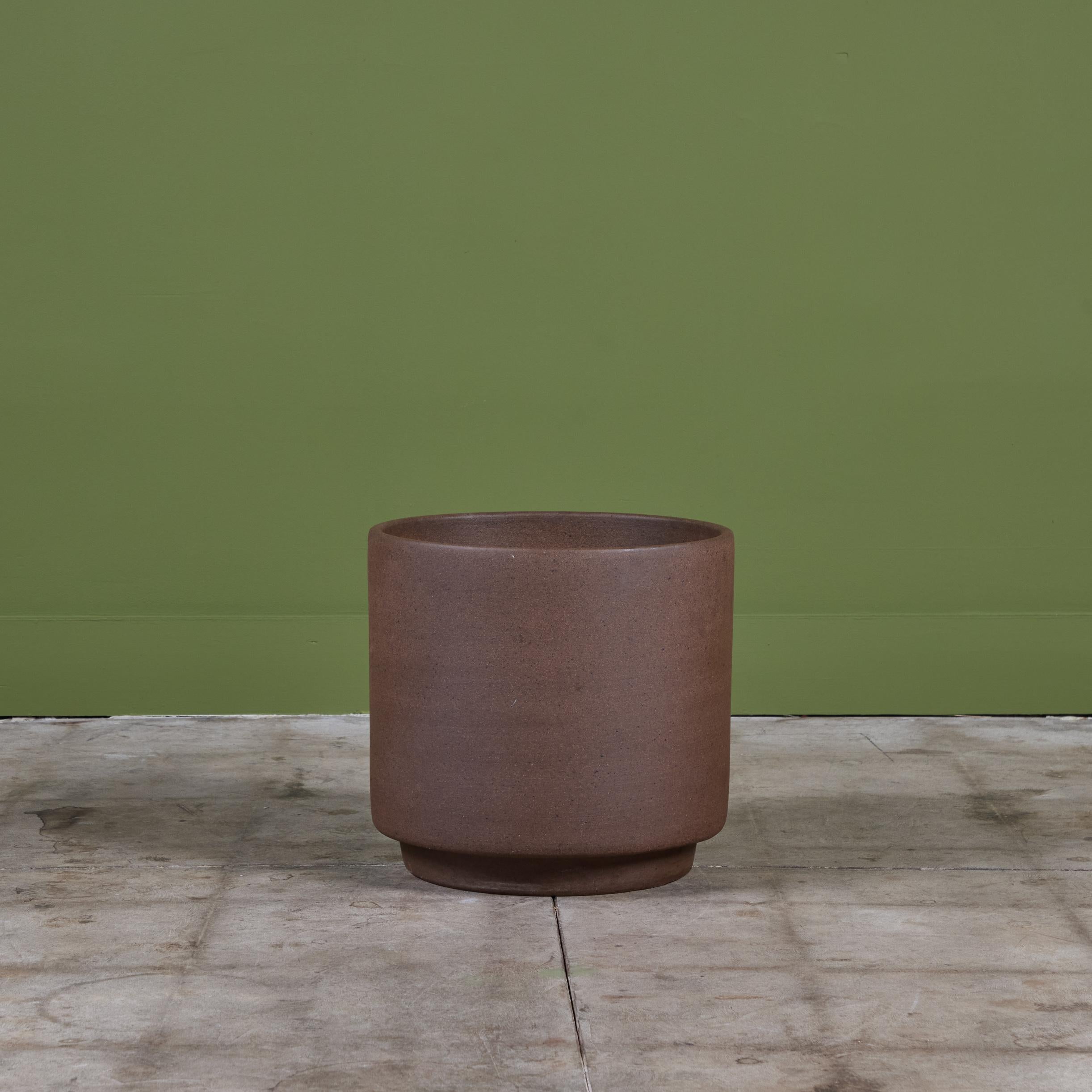 Jardinière cylindrique Architectural Pottery. La jardinière CR16-15 a un extérieur et un intérieur en grès et une base cylindrique plus petite. Sept jardinières sont disponibles, vendues à l'unité.

Dimensions
16