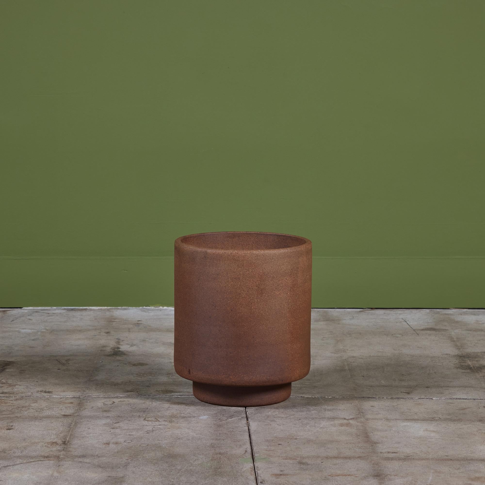 Jardinière cylindrique Architectural Pottery. La jardinière CR16-15 a un extérieur et un intérieur en grès et une base cylindrique plus petite. Cinq jardinières sont disponibles, au prix unitaire.

Dimensions
12