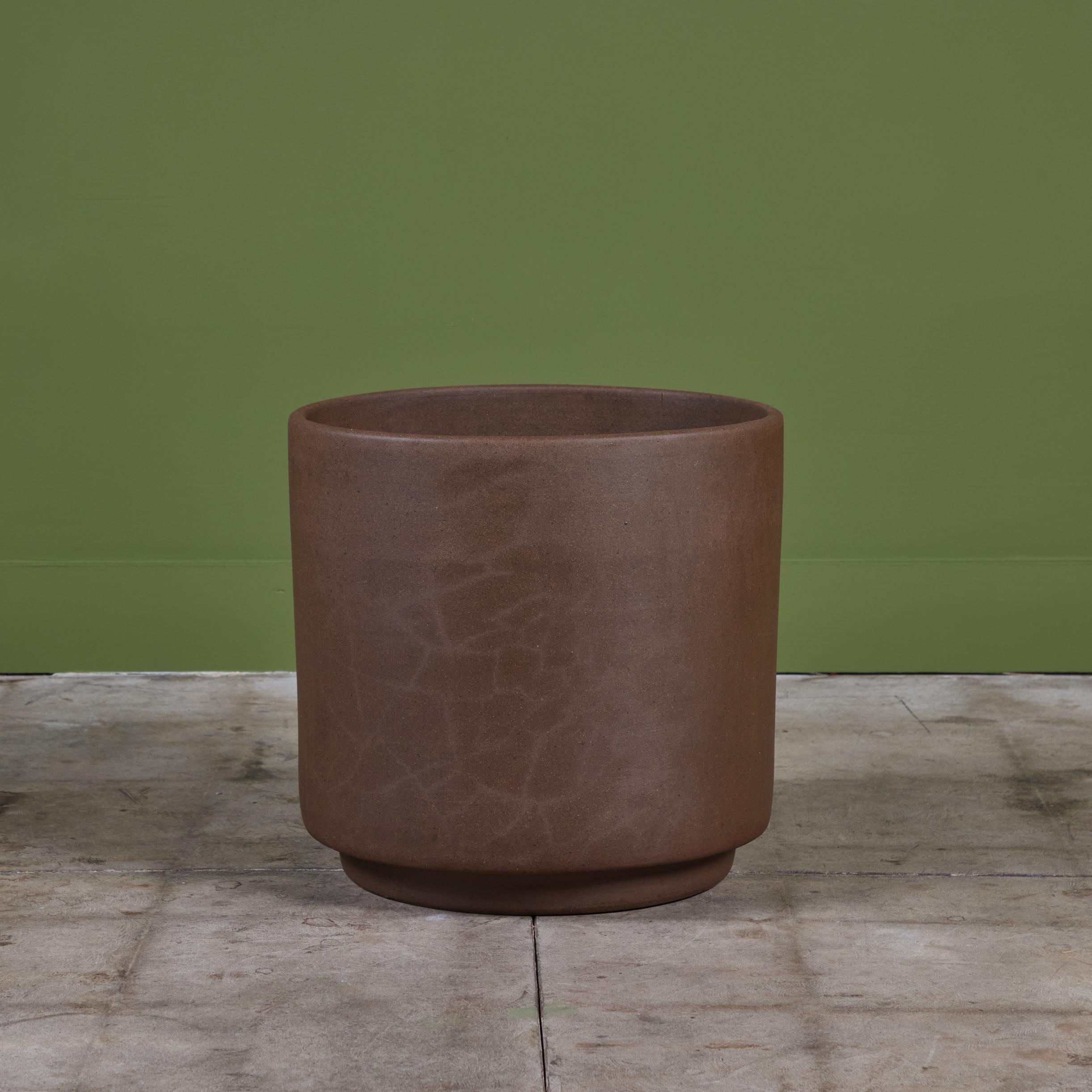 20ième siècle Jardinière cylindrique en grès d'Architectural Pottery en vente
