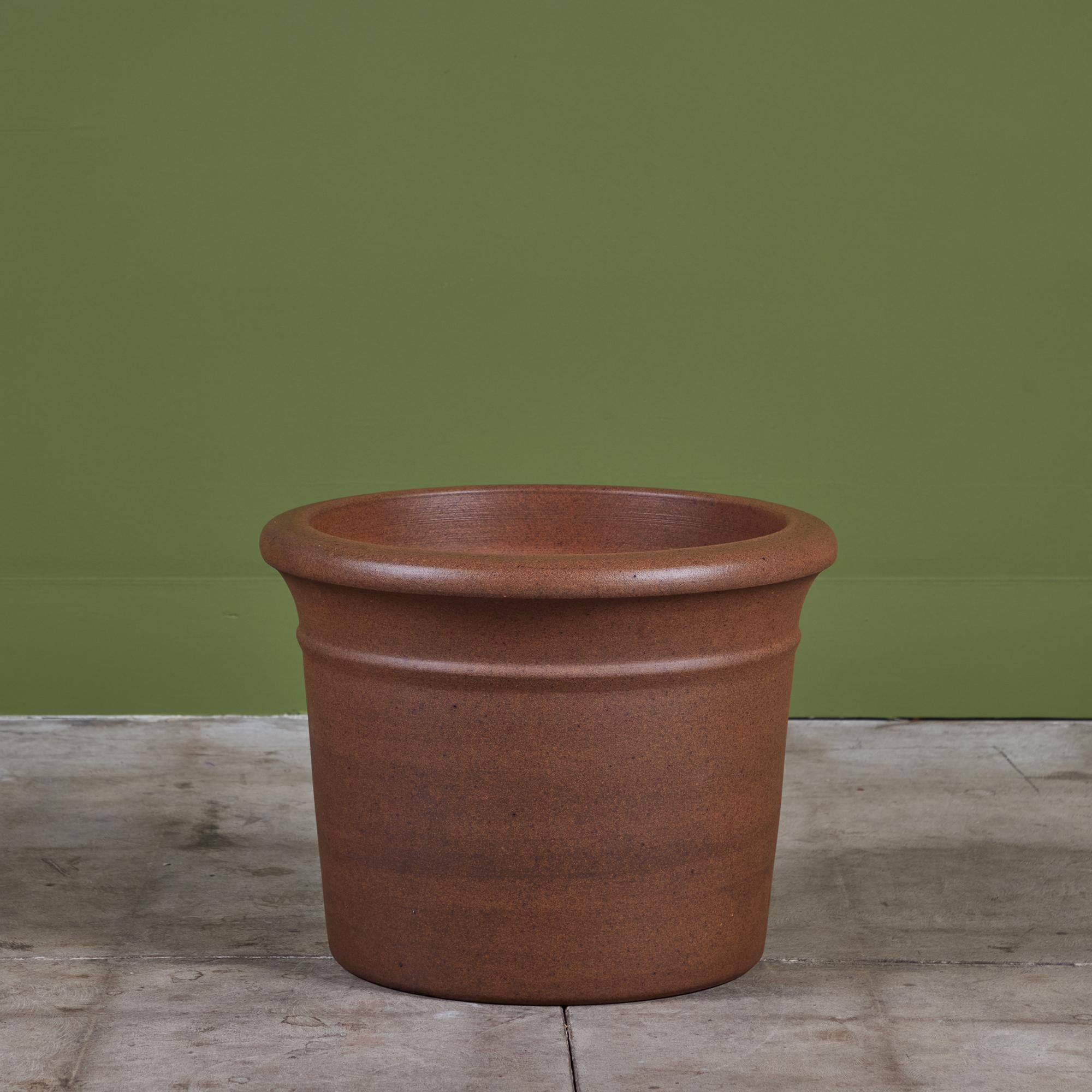 Pflanzgefäß aus Steingut von Architectural Pottery. Dieses Pflanzgefäß hat die Form eines Fasses mit einer abgerundeten Lippe, die sich nach oben hin verjüngt.

Abmessungenu2028
18,5