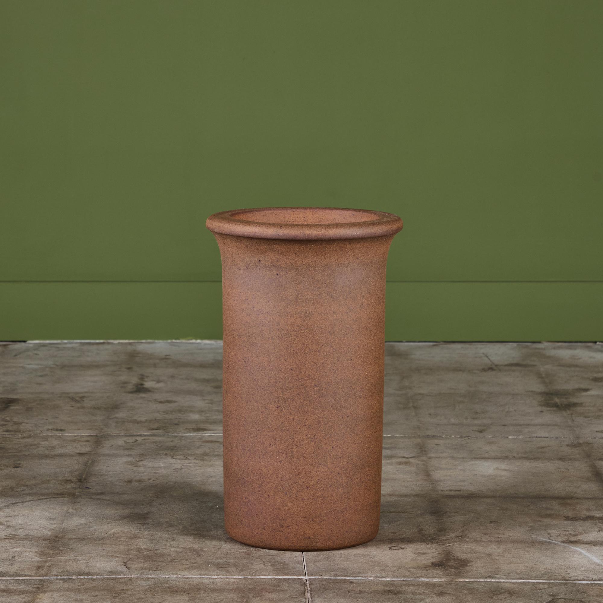 Une magnifique jardinière en grès avec des tulipes d'Architectural Pottery. Ce bac à plantes AP-3200 a un corps élancé avec un rebord arrondi qui se courbe au sommet de la pièce. Les conteneurs Architectural Pottery peuvent être plantés directement