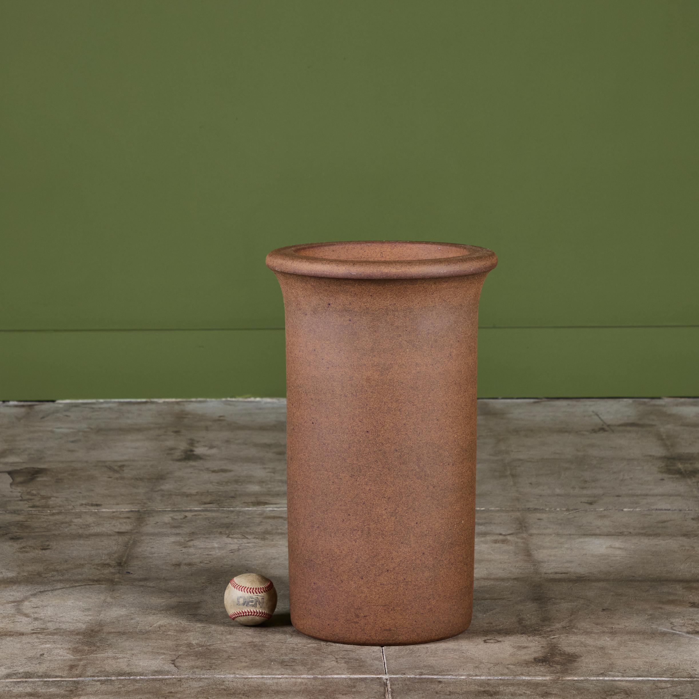 Mid-Century Modern Architectural Pottery Poterie en grès Tulip Planter ou Umbrella Stand en vente