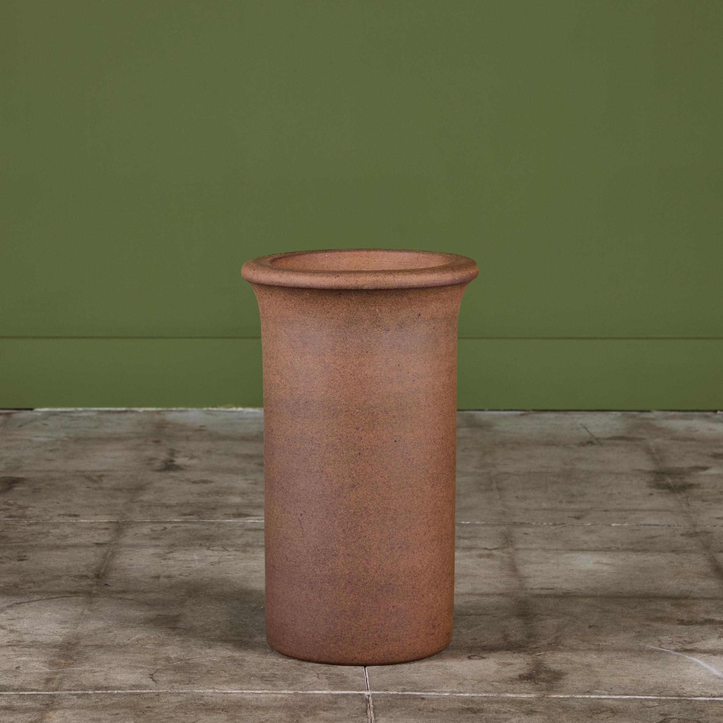 Américain Architectural Pottery Poterie en grès Tulip Planter ou Umbrella Stand en vente