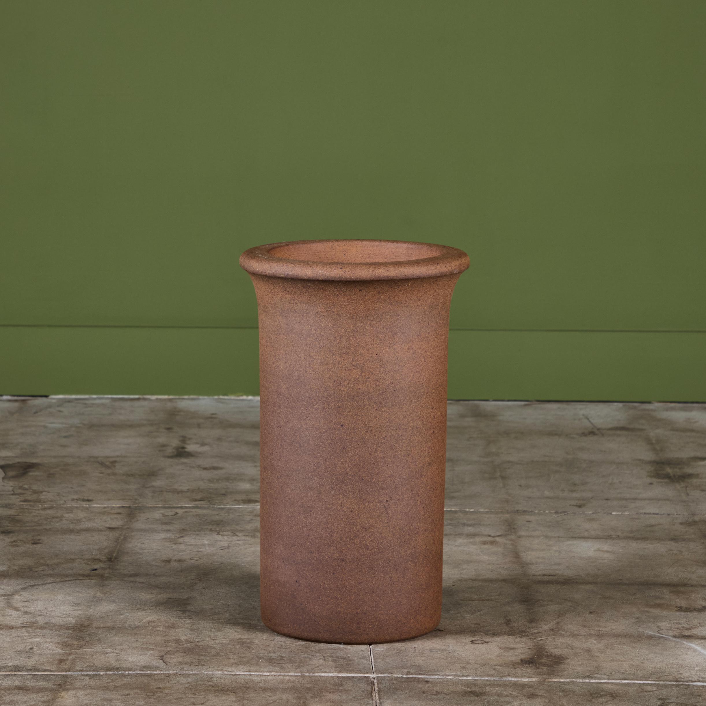 Non vernissé Architectural Pottery Poterie en grès Tulip Planter ou Umbrella Stand en vente