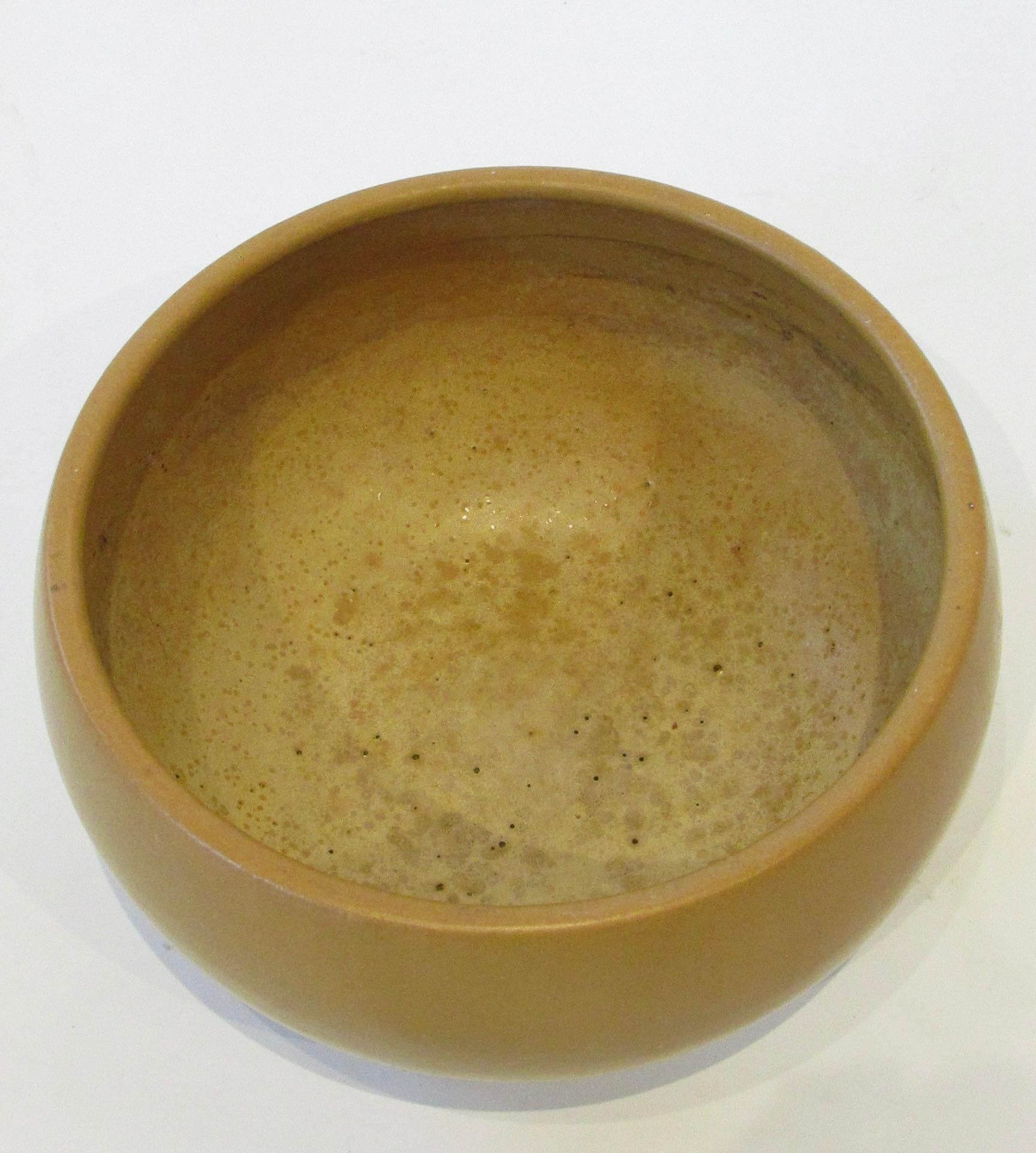 Architectural Pottery Stil California modernen goldenen Ocker Pflanzgefäß Topf (Töpferwaren) im Angebot