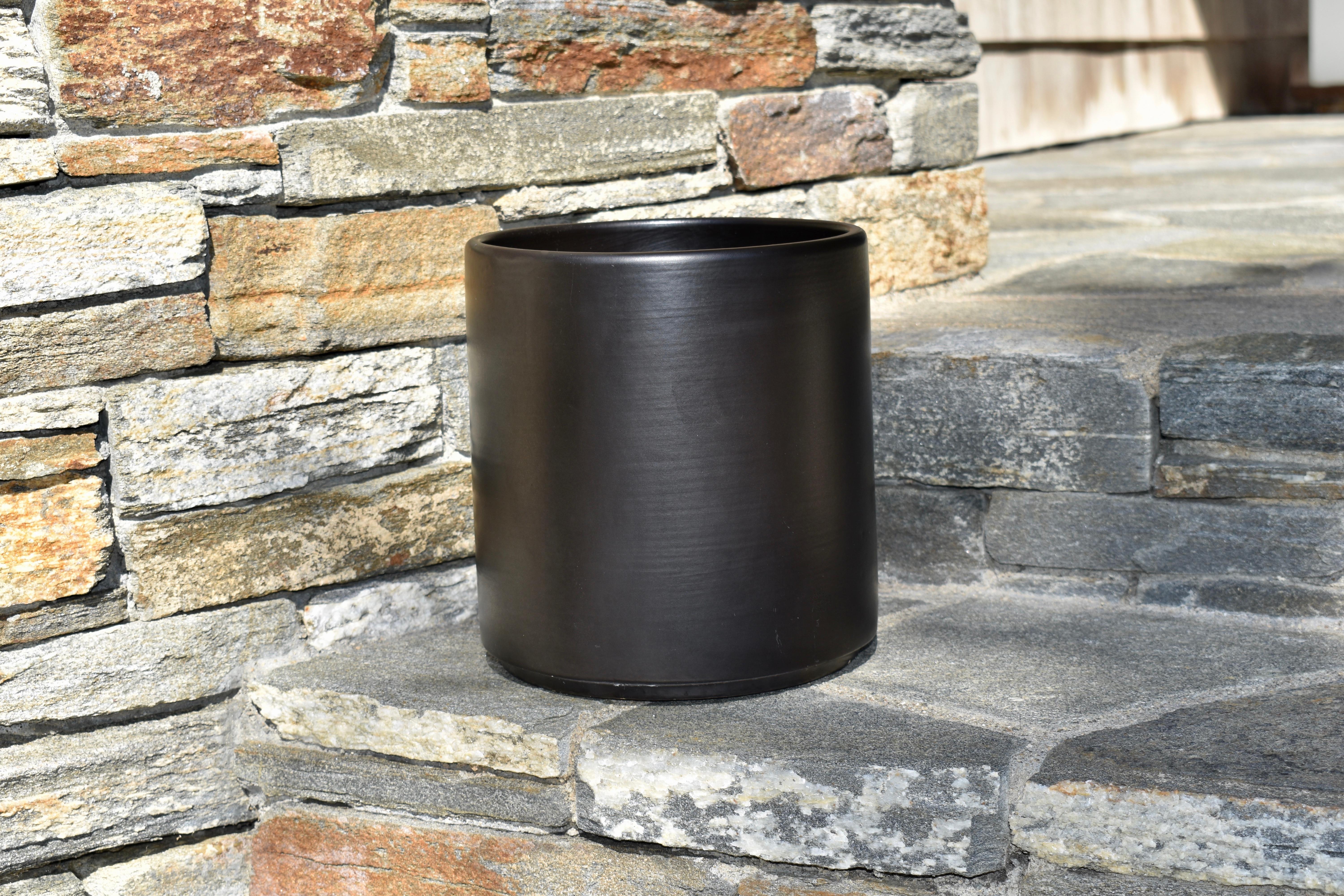 Gainey AC-8 matte black diminutive cylinder planter pot. Incised USA AC-8 on the underside. Clean original condition with minor evidence of use wear, small flea bites at bottom rim. No cracks. Rings true. 