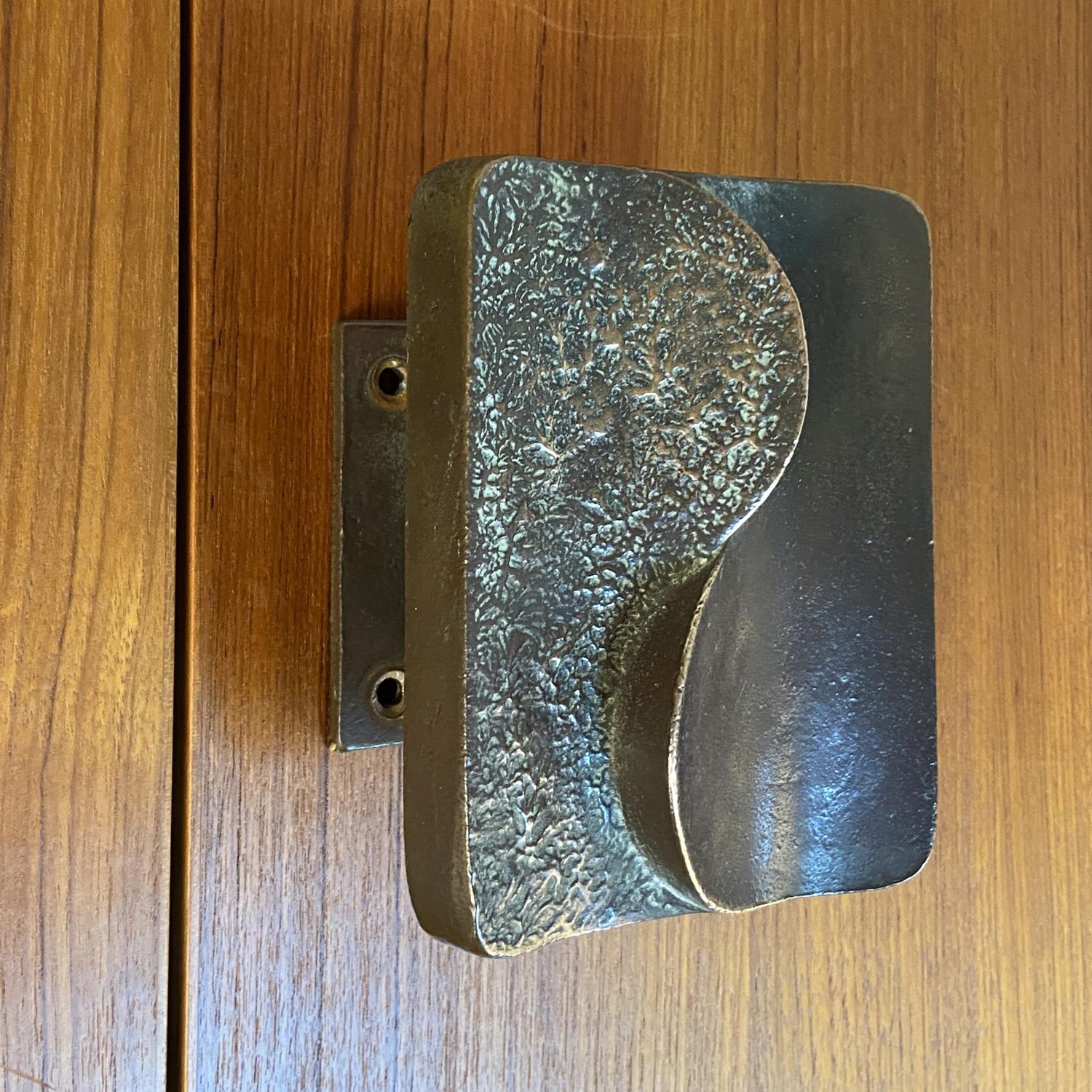 Architektonischer Türgriff zum Drücken und Ziehen aus Bronze mit geschwungenem Relief 10