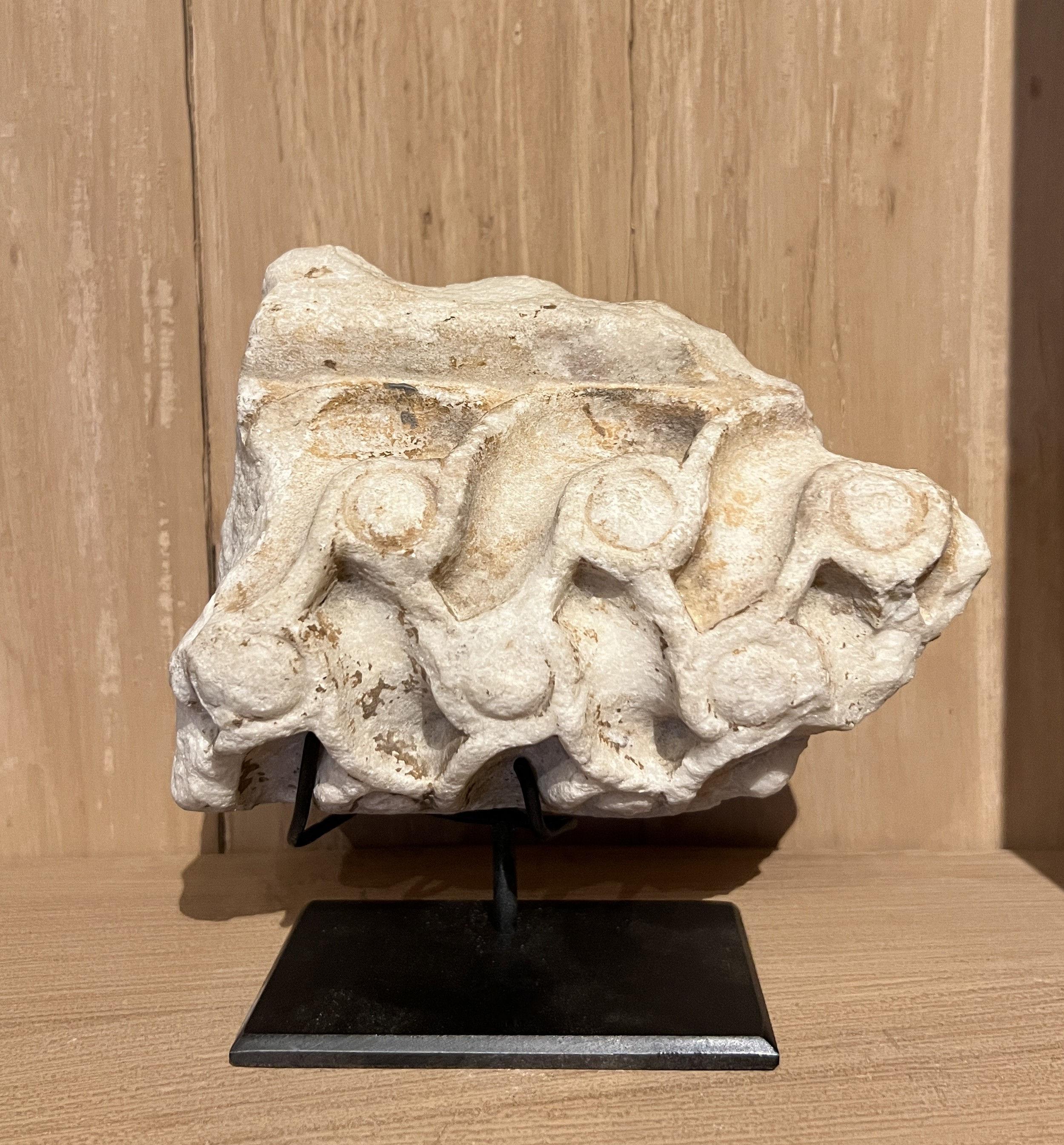 Fragment de frise de l'époque romaine tardive, byzantine. Fragment de bordure avec rebord sculpté et bord de section D avec motifs guillochés en haut-relief.
Bel exemple de l'élégant mélange d'influences culturelles de la fin de l'empire romain.