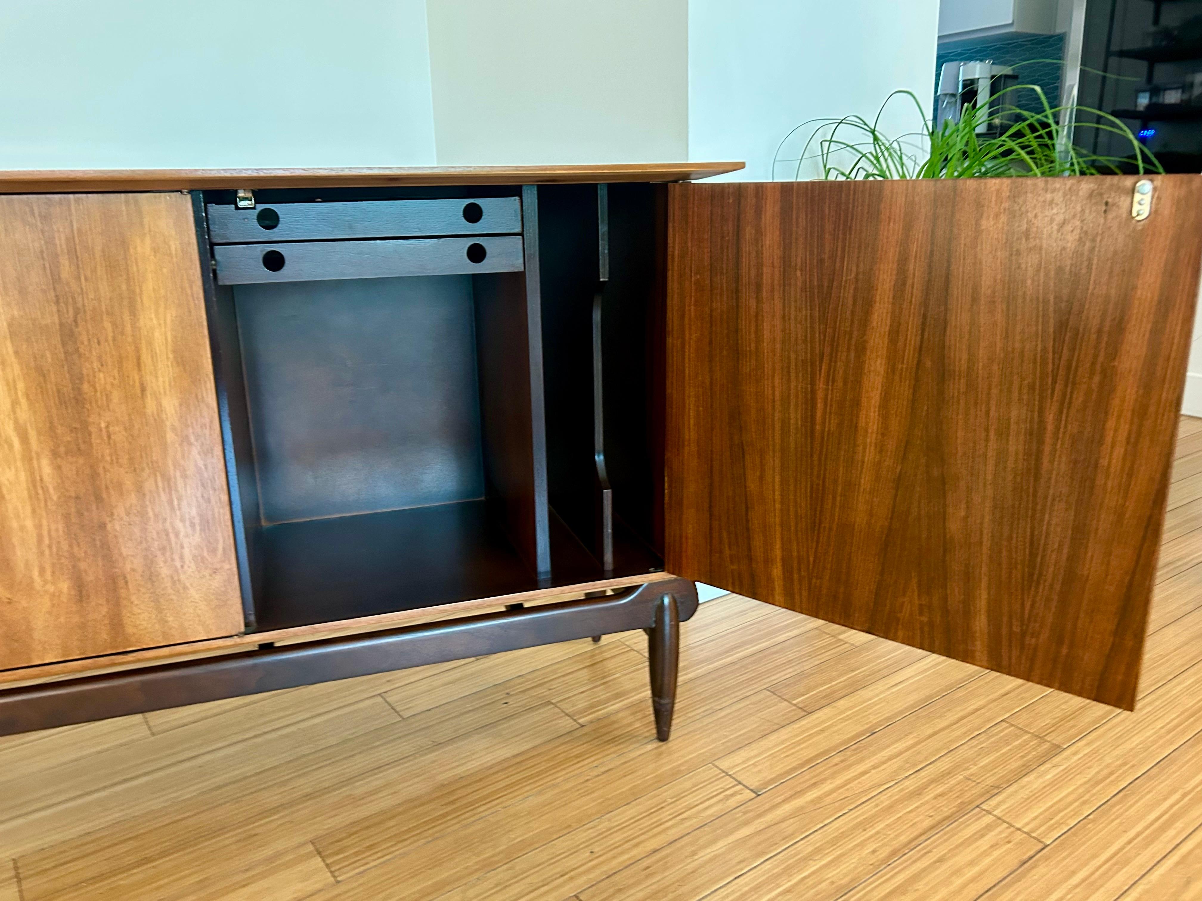 Credenza architettonica in palissandro Greta Grossman in vendita 4