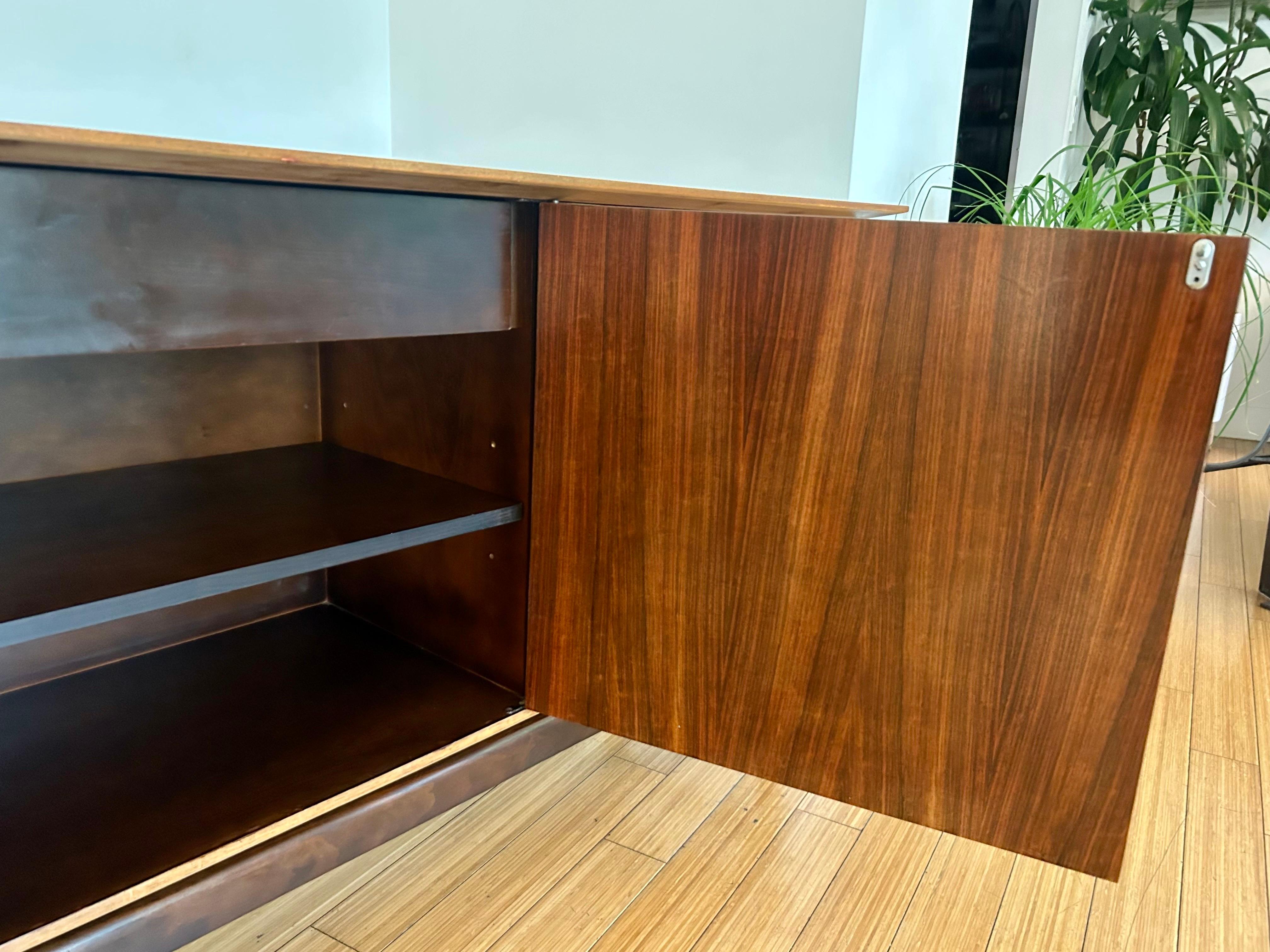 Credenza architettonica in palissandro Greta Grossman in vendita 5