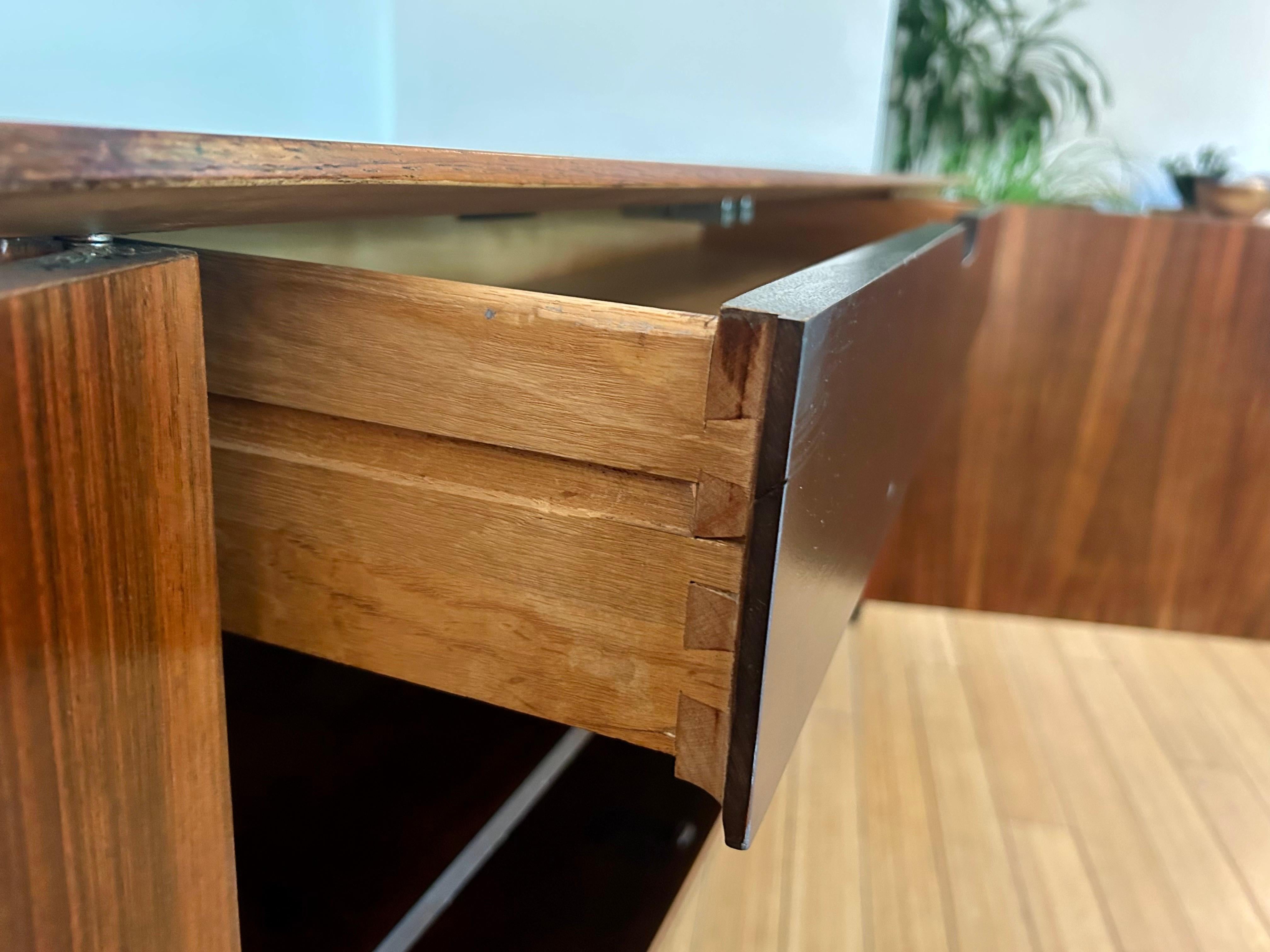 Credenza architettonica in palissandro Greta Grossman in vendita 8