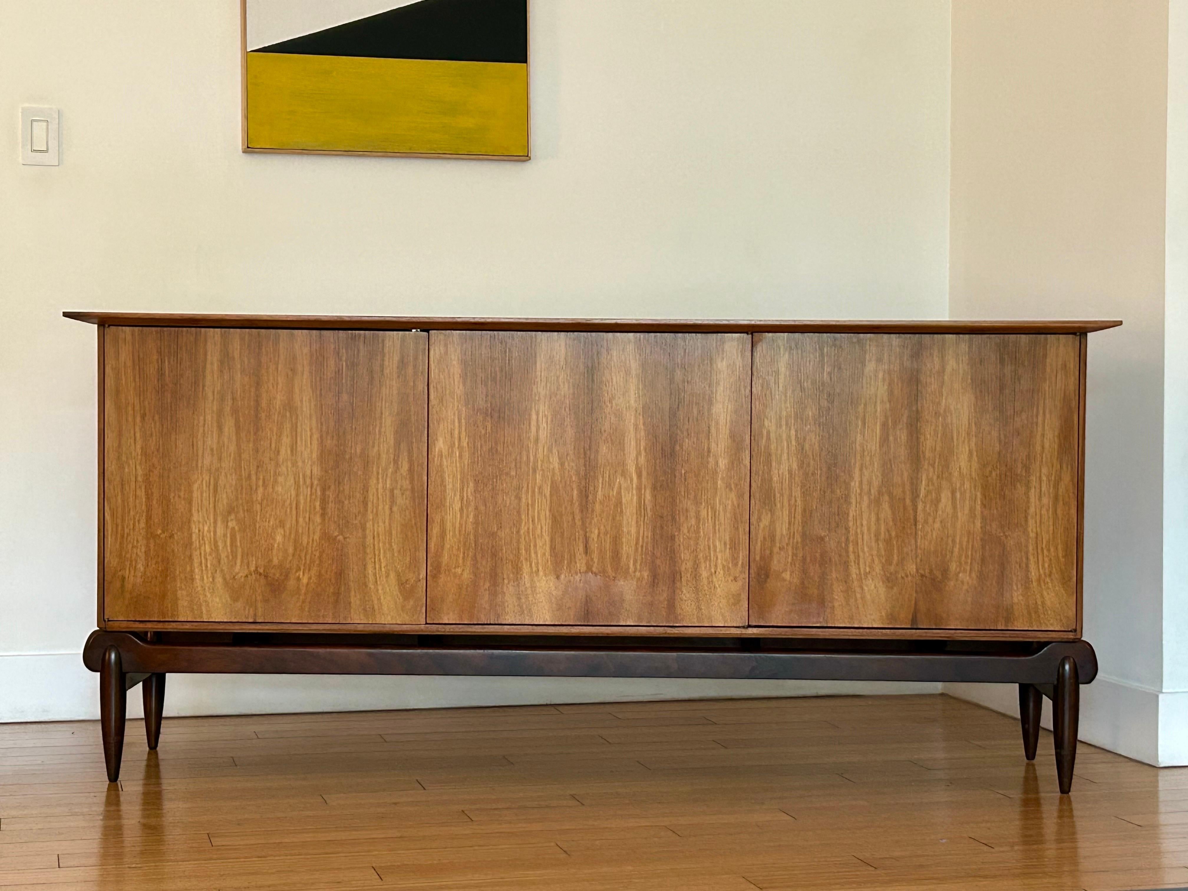 Mid-Century moderno Credenza architettonica in palissandro Greta Grossman in vendita