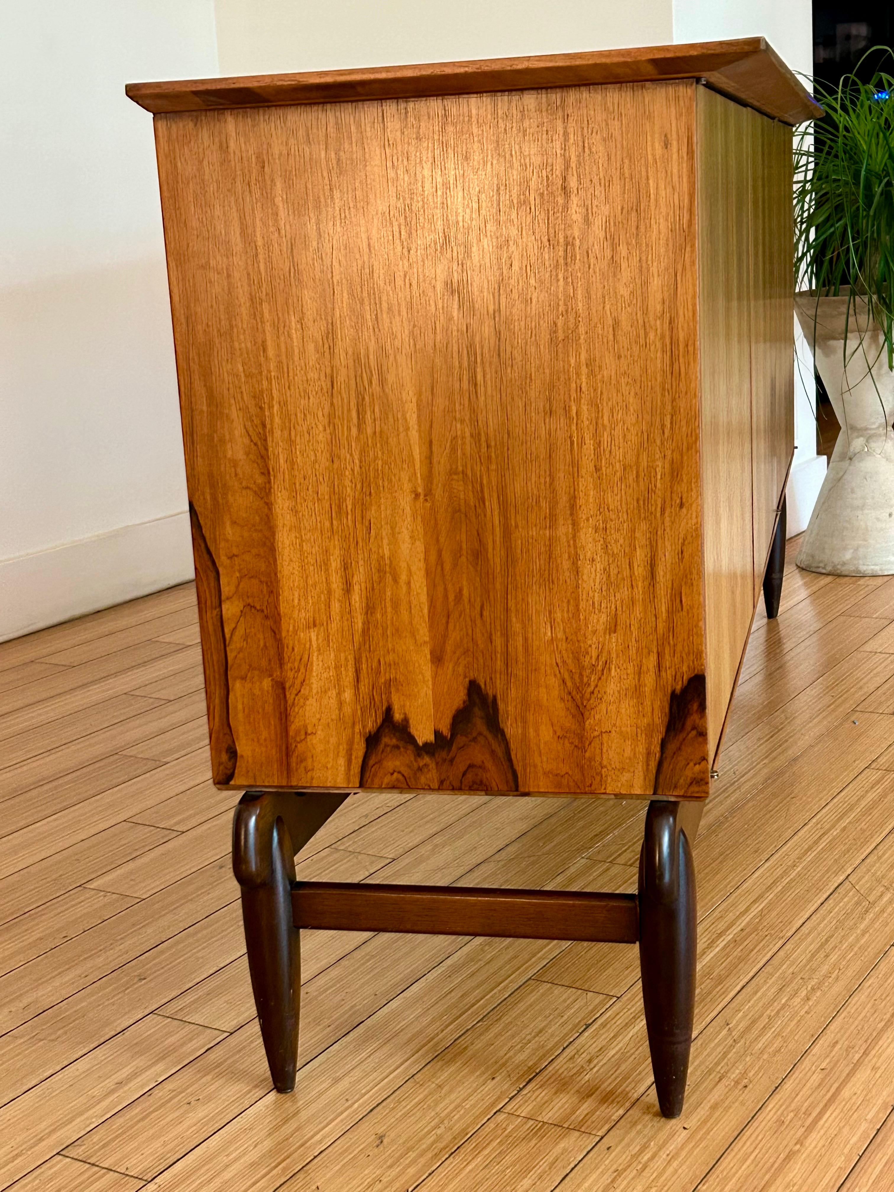 Credenza architettonica in palissandro Greta Grossman In condizioni buone in vendita a Los Angeles, CA