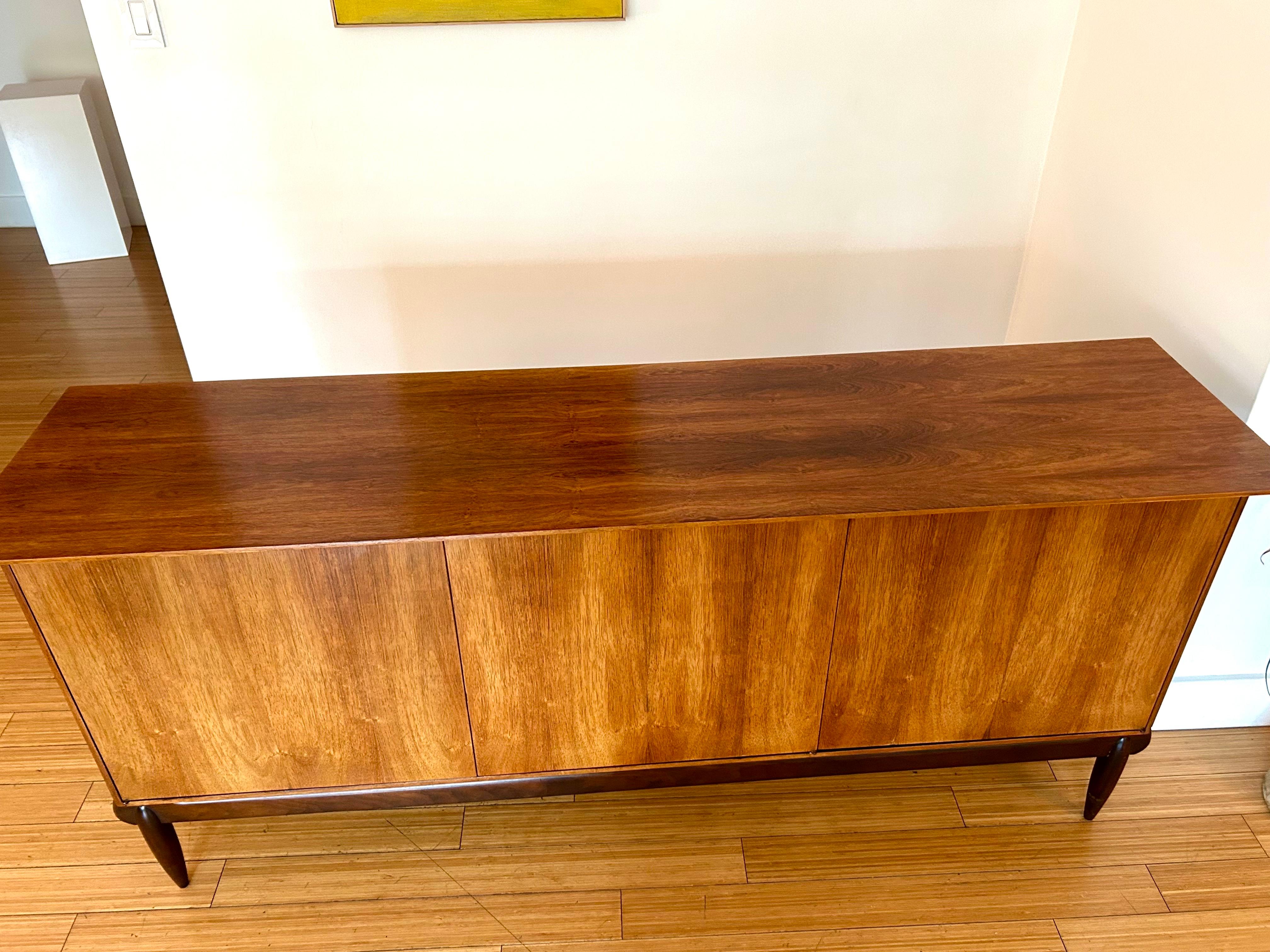 XX secolo Credenza architettonica in palissandro Greta Grossman in vendita