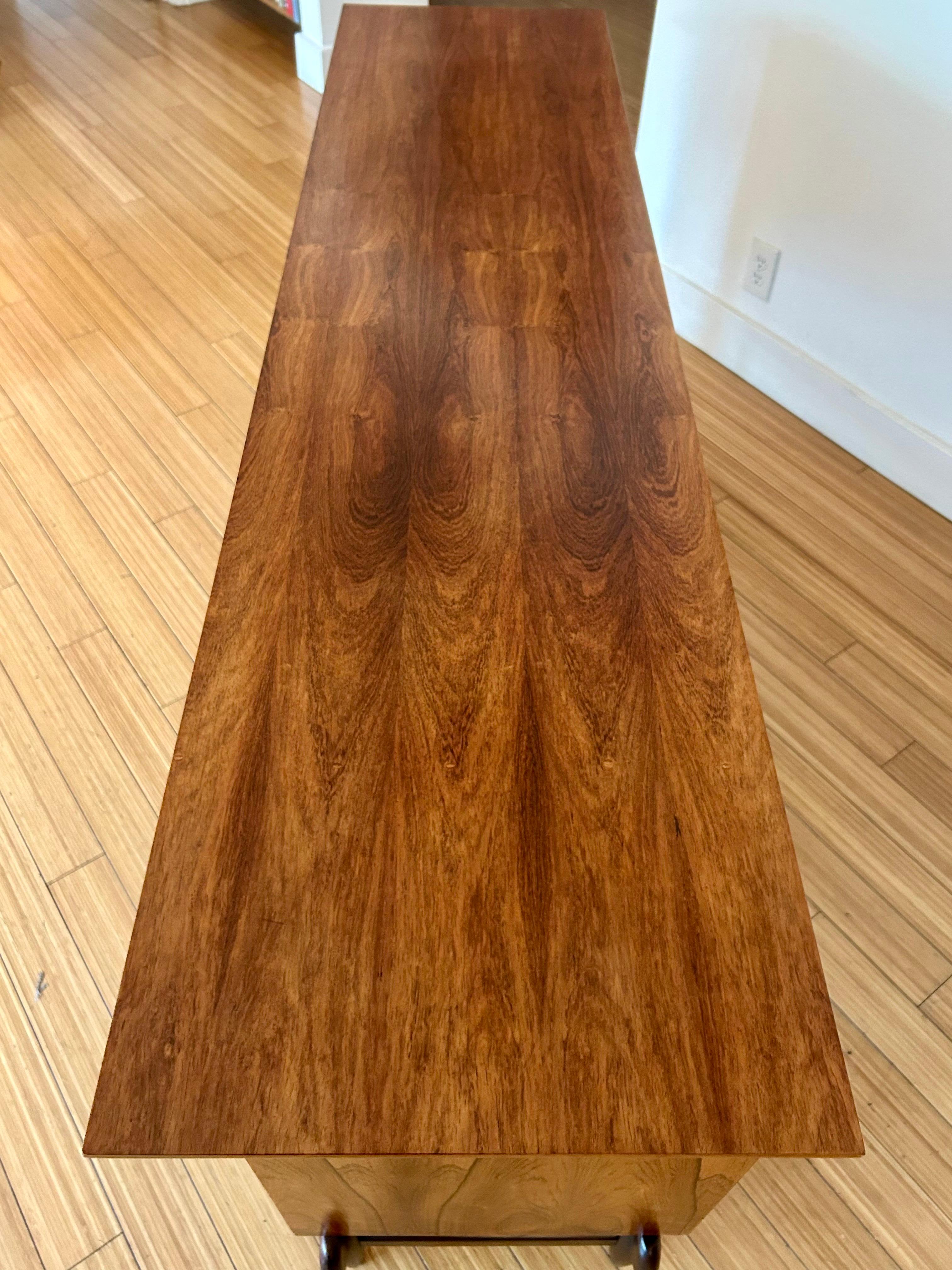 Legno Credenza architettonica in palissandro Greta Grossman in vendita