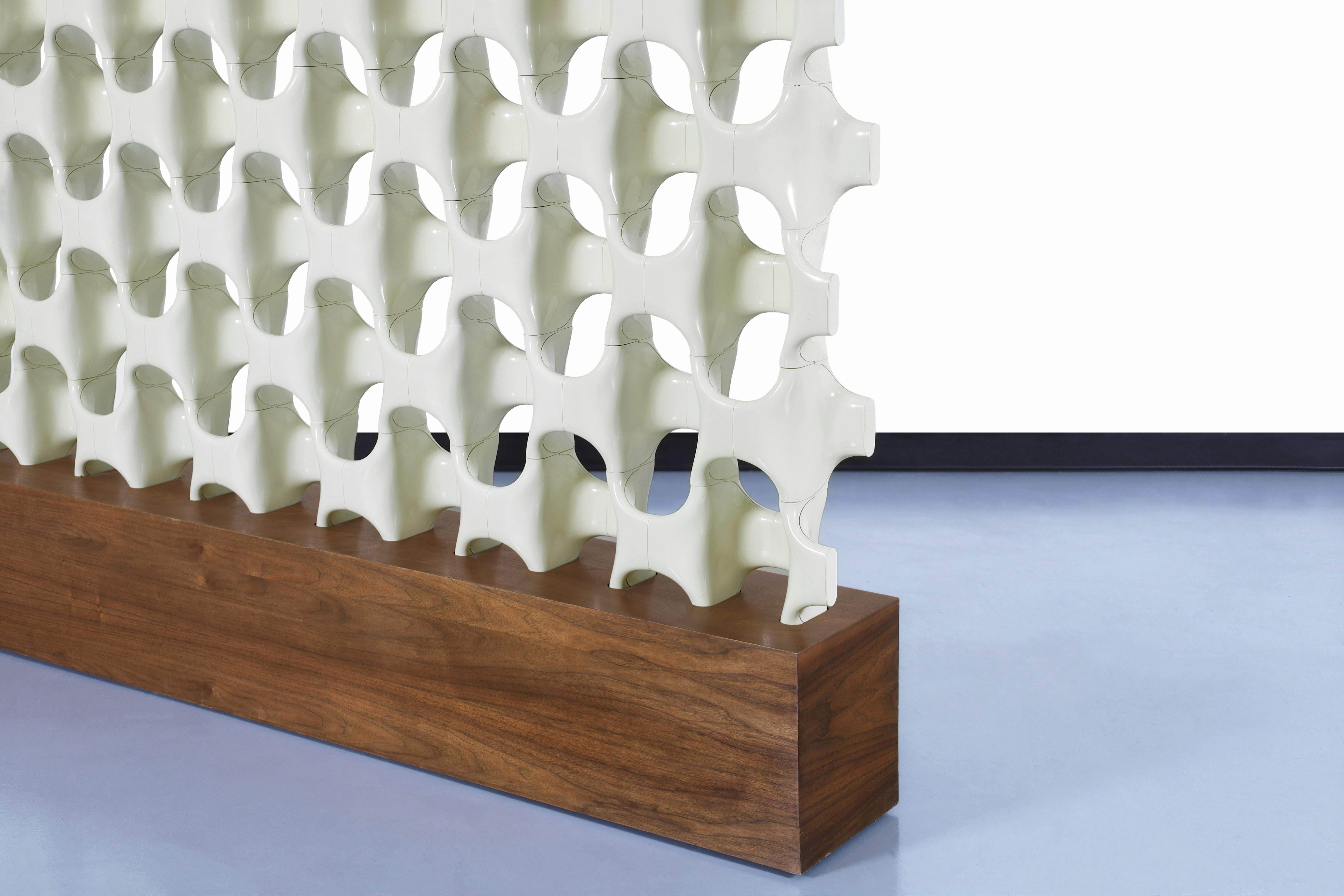 Architektonischer freistehender Raumteiler „Sculpta-Grille“ von Richard Harvey (Harz) im Angebot