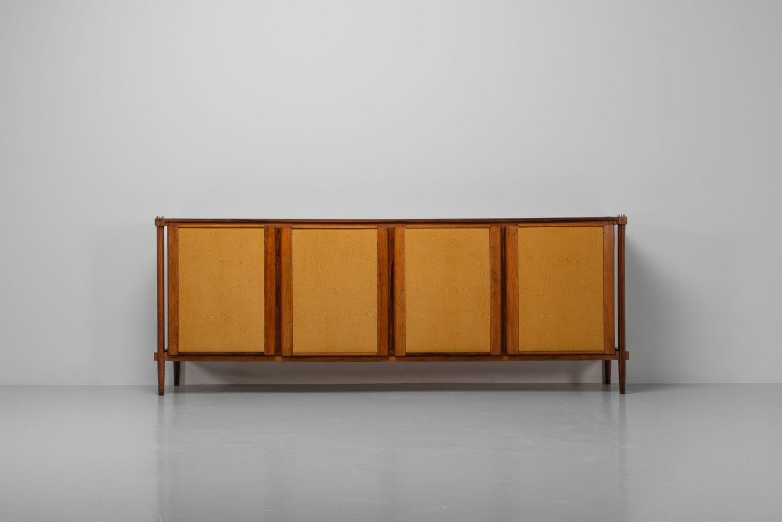 Dieses außergewöhnliche italienische Sideboard ist ein seltenes Einzelstück, das möglicherweise von einem Architekten in den 1950er Jahren für eine individuelle Einrichtung in Italien entworfen wurde. Der Hersteller ist zwar unbekannt, aber die