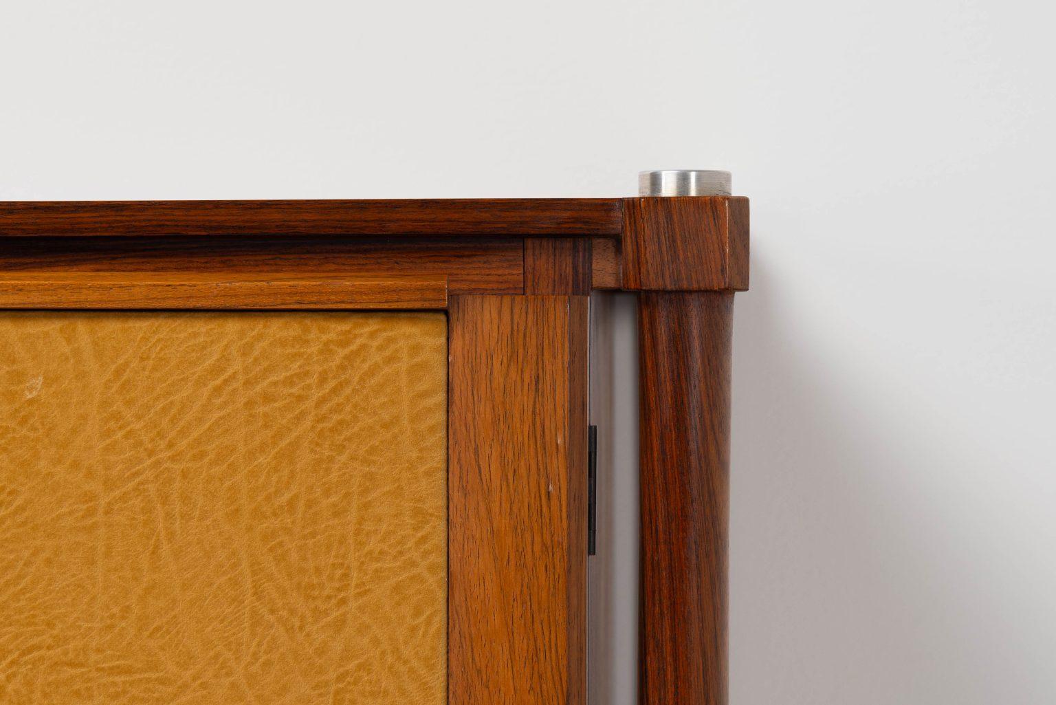 Architektonisches Sideboard mit Alcantara-Türen, Italien, 1950 (Moderne der Mitte des Jahrhunderts) im Angebot