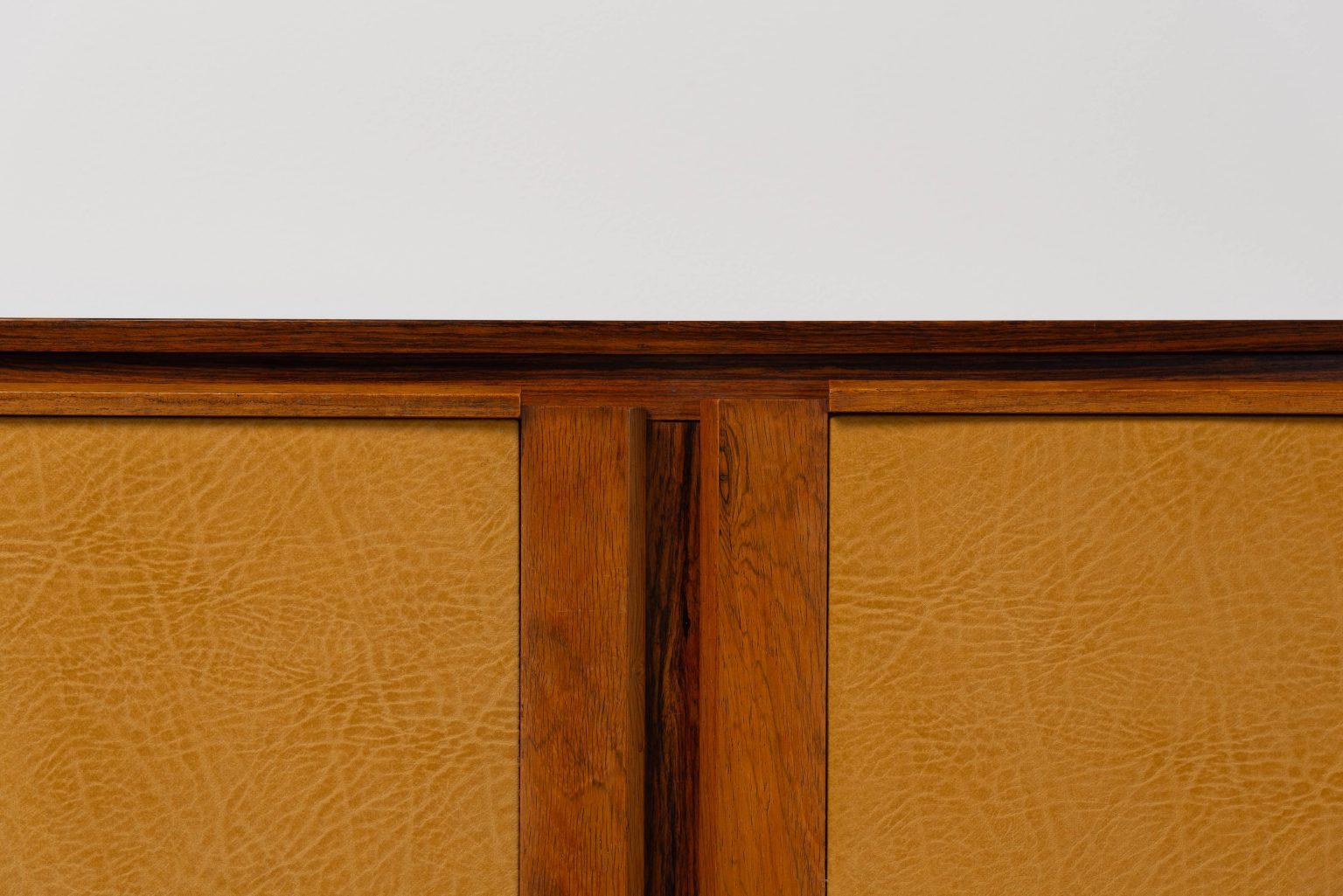 Architektonisches Sideboard mit Alcantara-Türen, Italien, 1950 (Italienisch) im Angebot