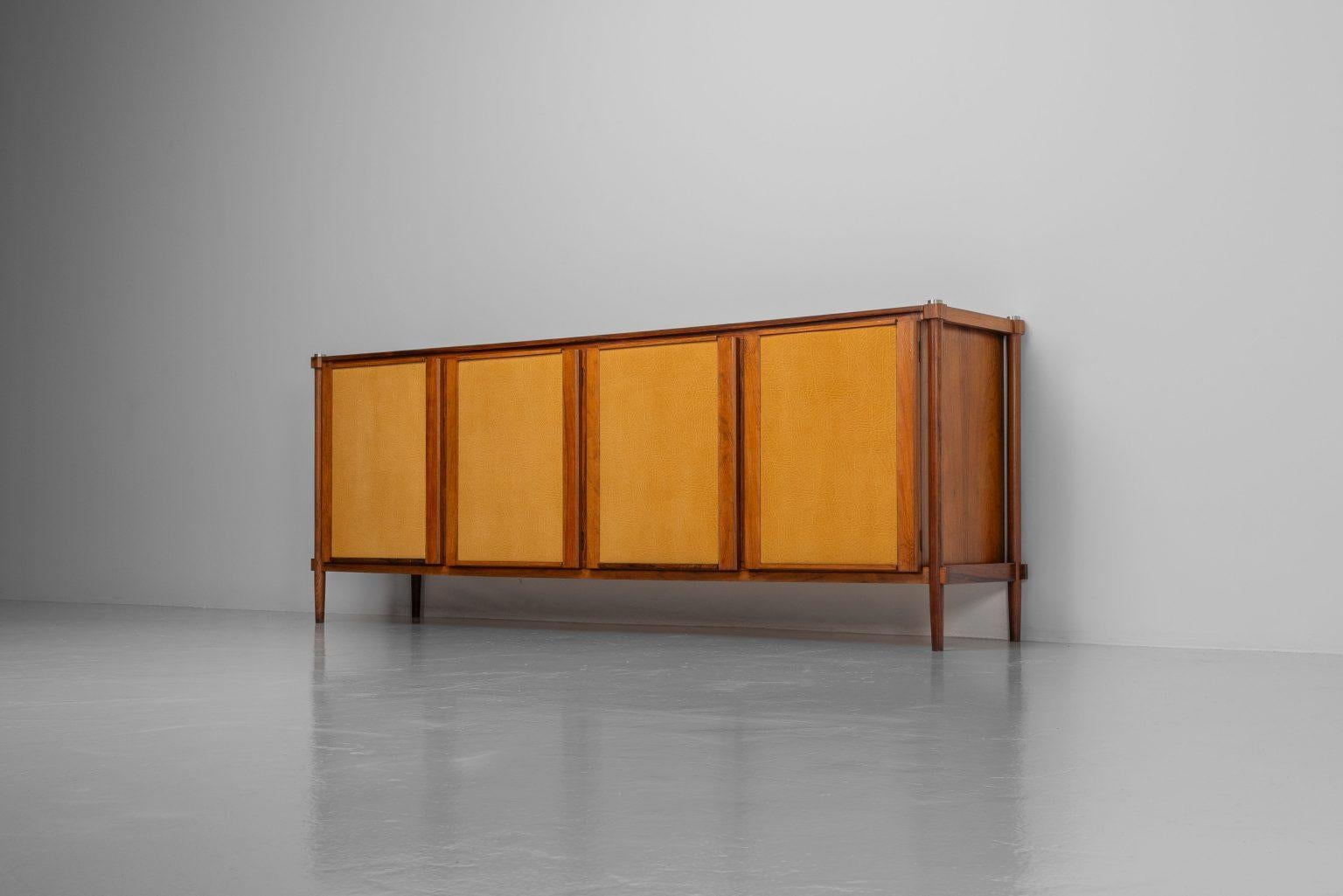 Architektonisches Sideboard mit Alcantara-Türen, Italien, 1950 im Zustand „Gut“ im Angebot in Roosendaal, Noord Brabant