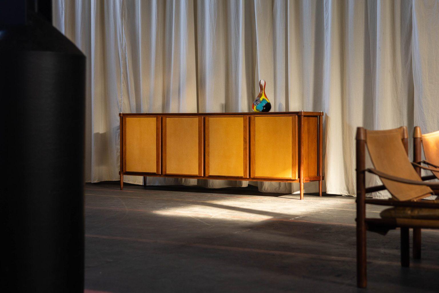 Architektonisches Sideboard mit Alcantara-Türen, Italien, 1950 (20. Jahrhundert) im Angebot