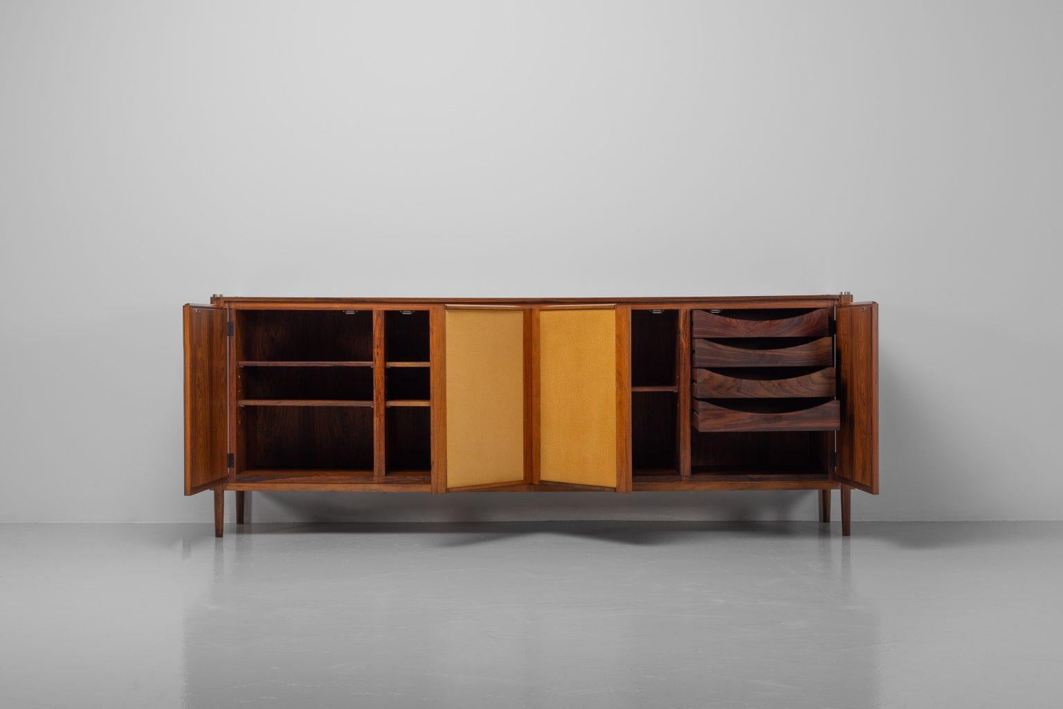 Architektonisches Sideboard mit Alcantara-Türen, Italien, 1950 (Rosenholz) im Angebot