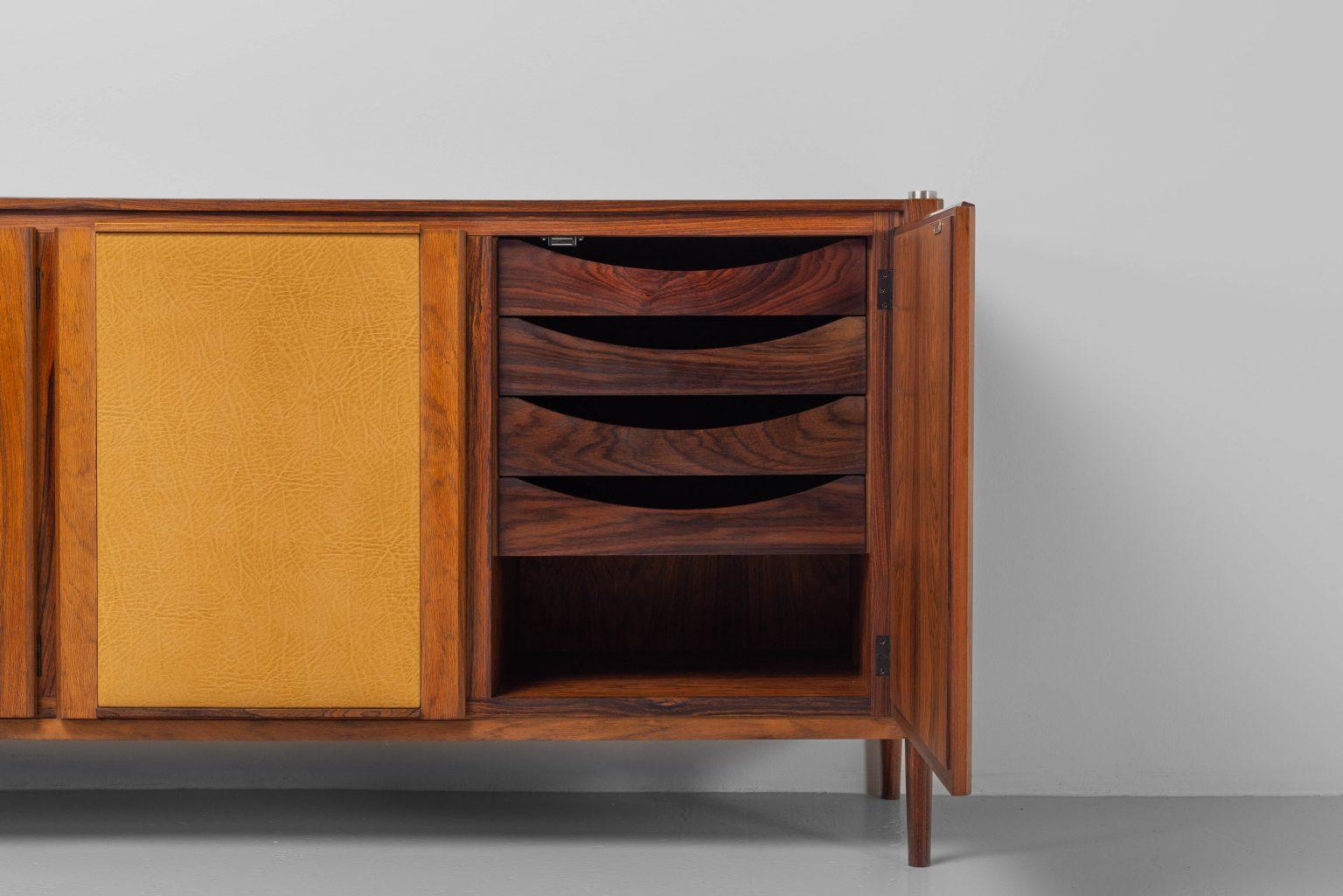 Architektonisches Sideboard mit Alcantara-Türen, Italien, 1950 im Angebot 1