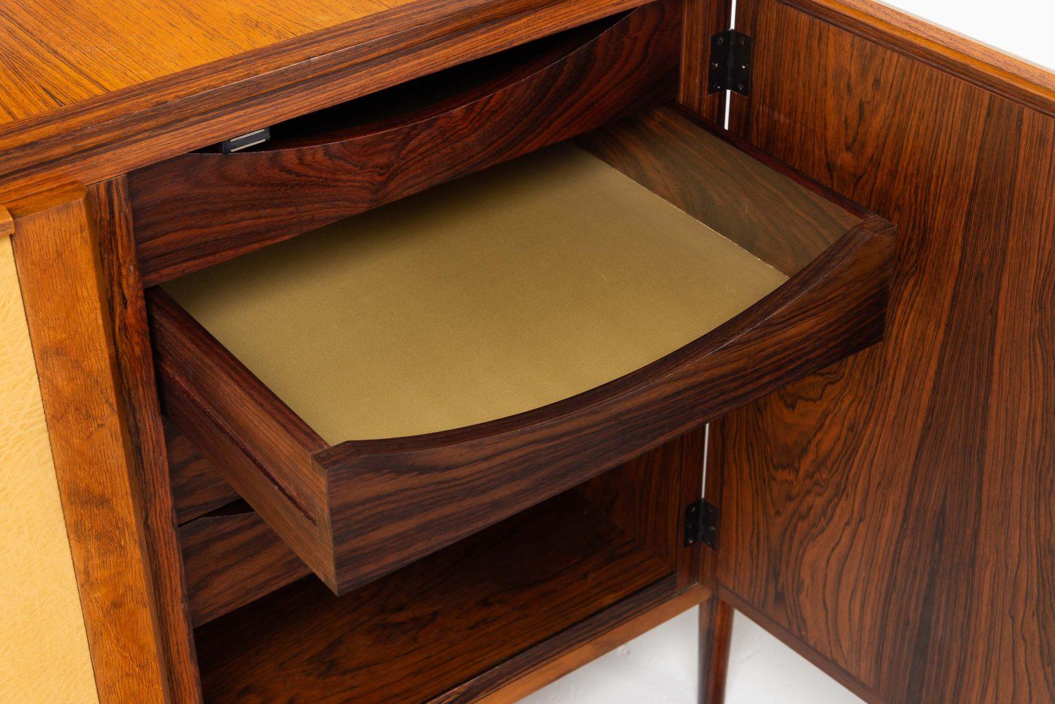 Architektonisches Sideboard mit Alcantara-Türen, Italien, 1950 im Angebot 2