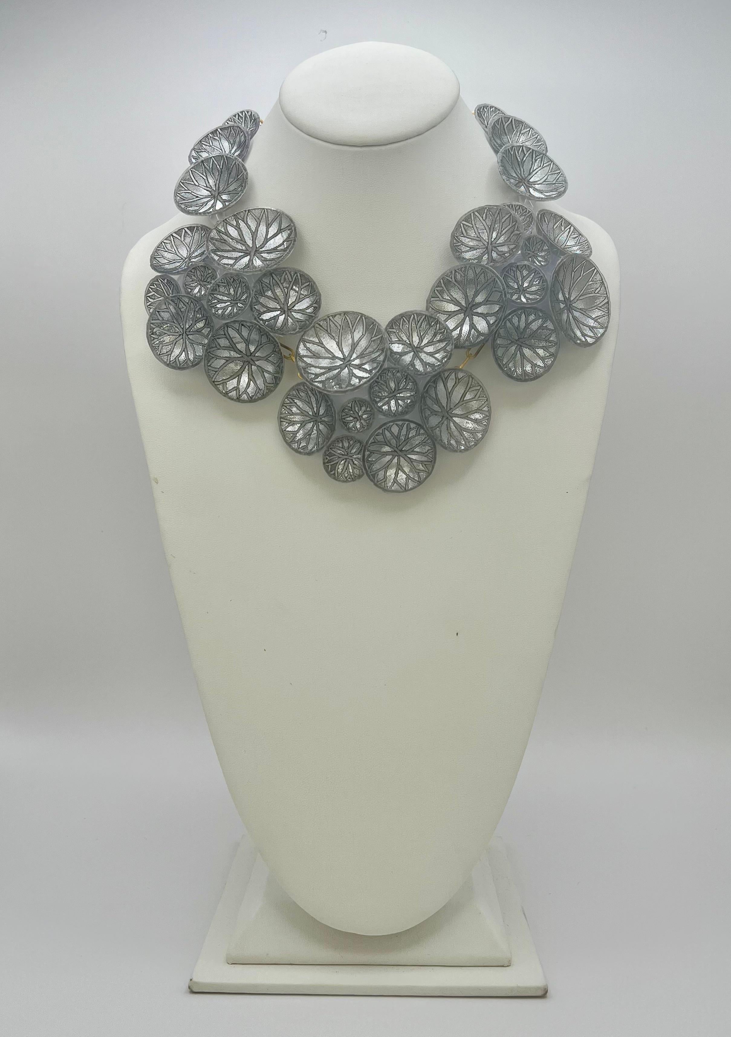 Collar de Declaración Francesa Metalizado Plata Arquitectónica en Excelente estado para la venta en Palm Springs, CA