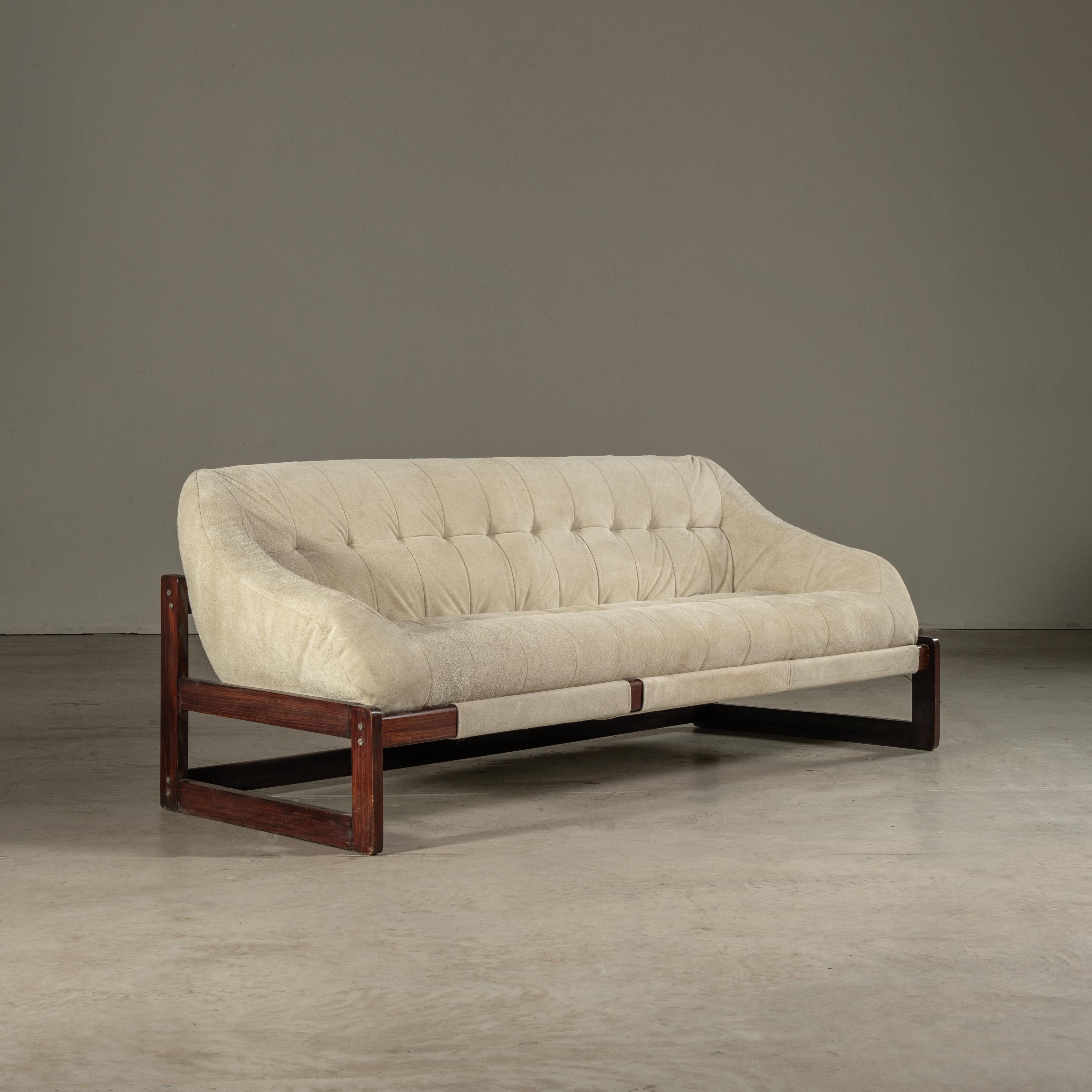 Dieses von Percival Lafer in den 60er Jahren entworfene Sofa ist ein beeindruckendes brasilianisches Möbelstück aus der Mitte des Jahrhunderts. Sein Design ist ein Beweis für den innovativen Ansatz von Lafer, der traditionelle Materialien mit