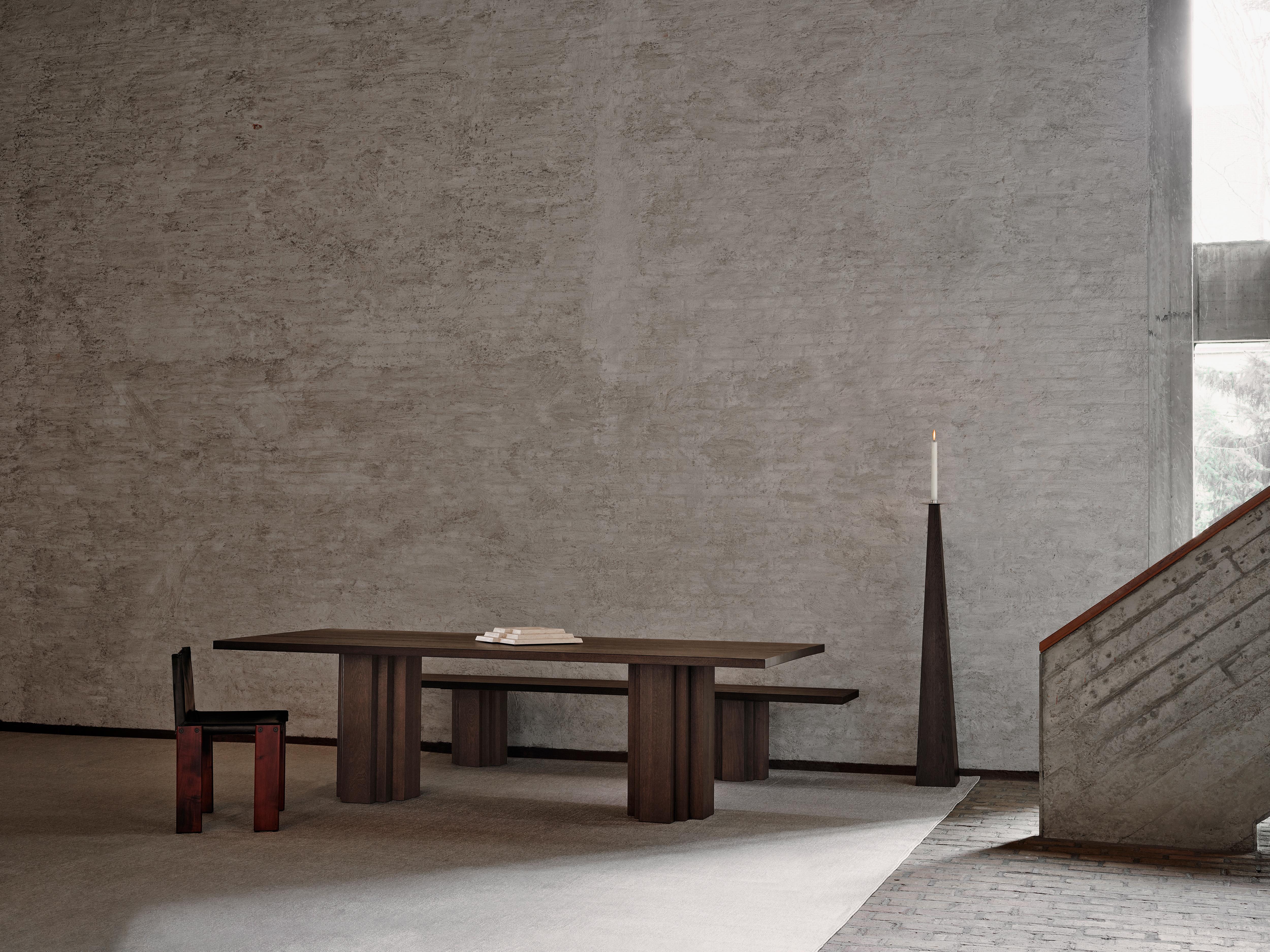 La collection Brut s'inspire du brutalisme et de l'architecture de l'école d'Amsterdam. Un équilibre entre la matérialité brute et les formes subtiles avec des détails géométriques expressifs. Le banc Brut sert de siège assorti à la table Brut ou de