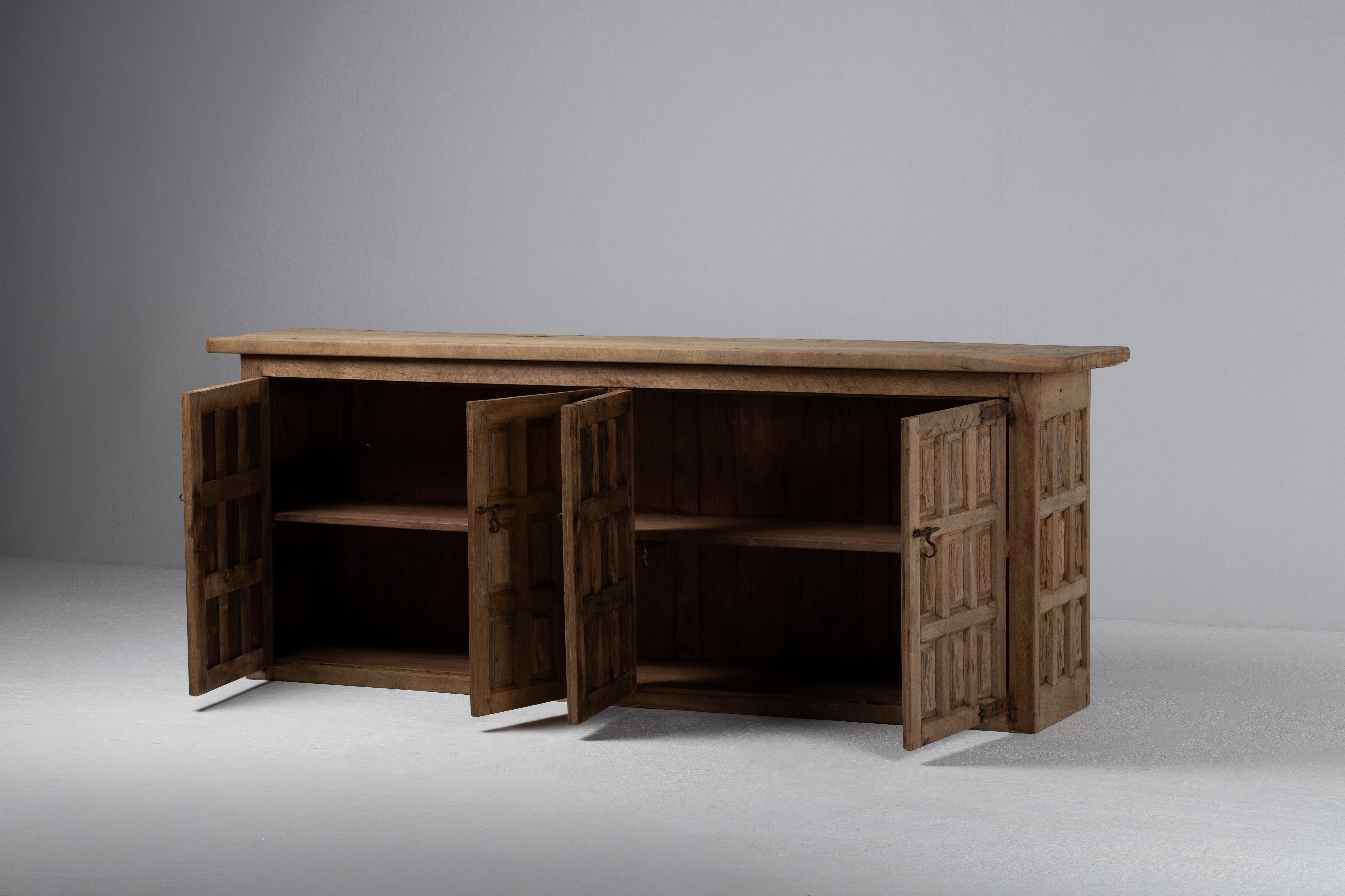 Architectural Spanish Oak Credenza In Good Condition In Kaštel Sućurac, Splitsko-dalmatinska županija